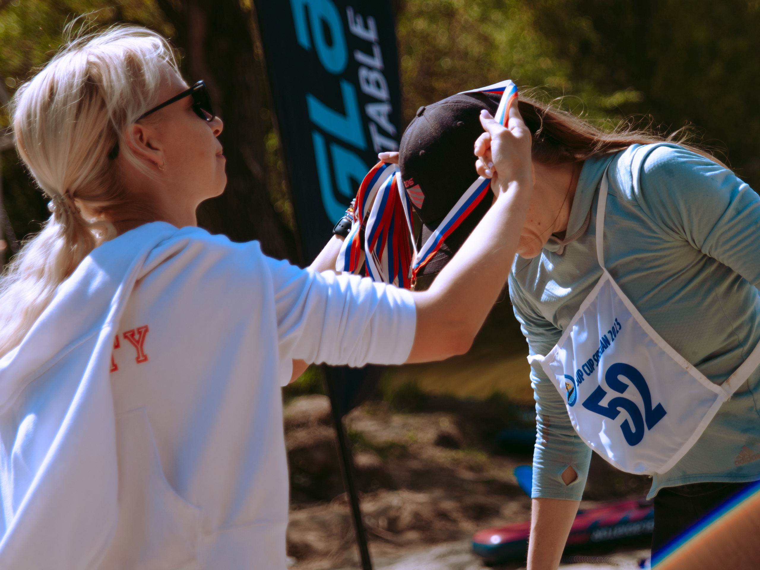 Девушка спортсменка получает медаль.