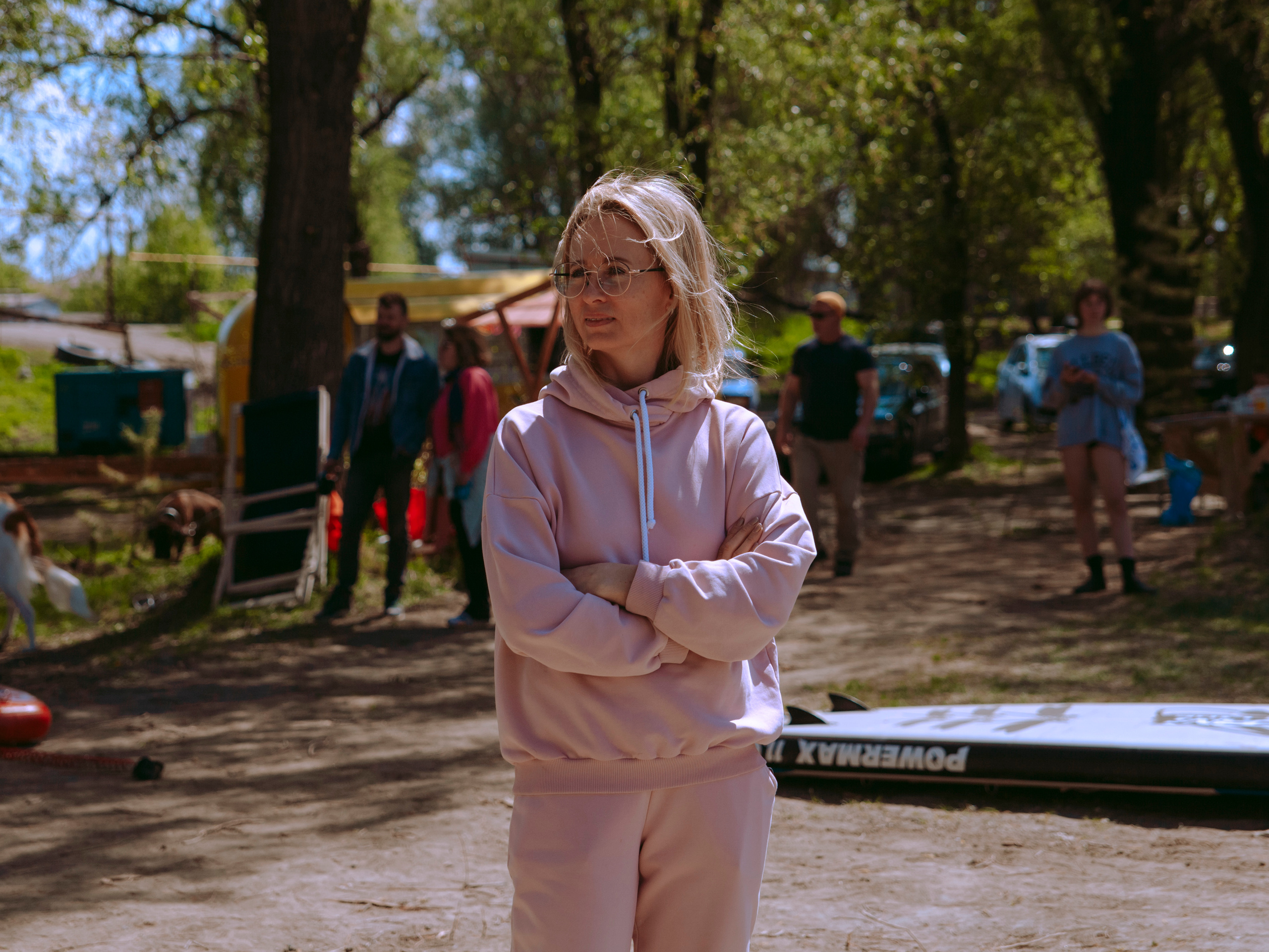 Девушка в пудровом спортивном костюме.