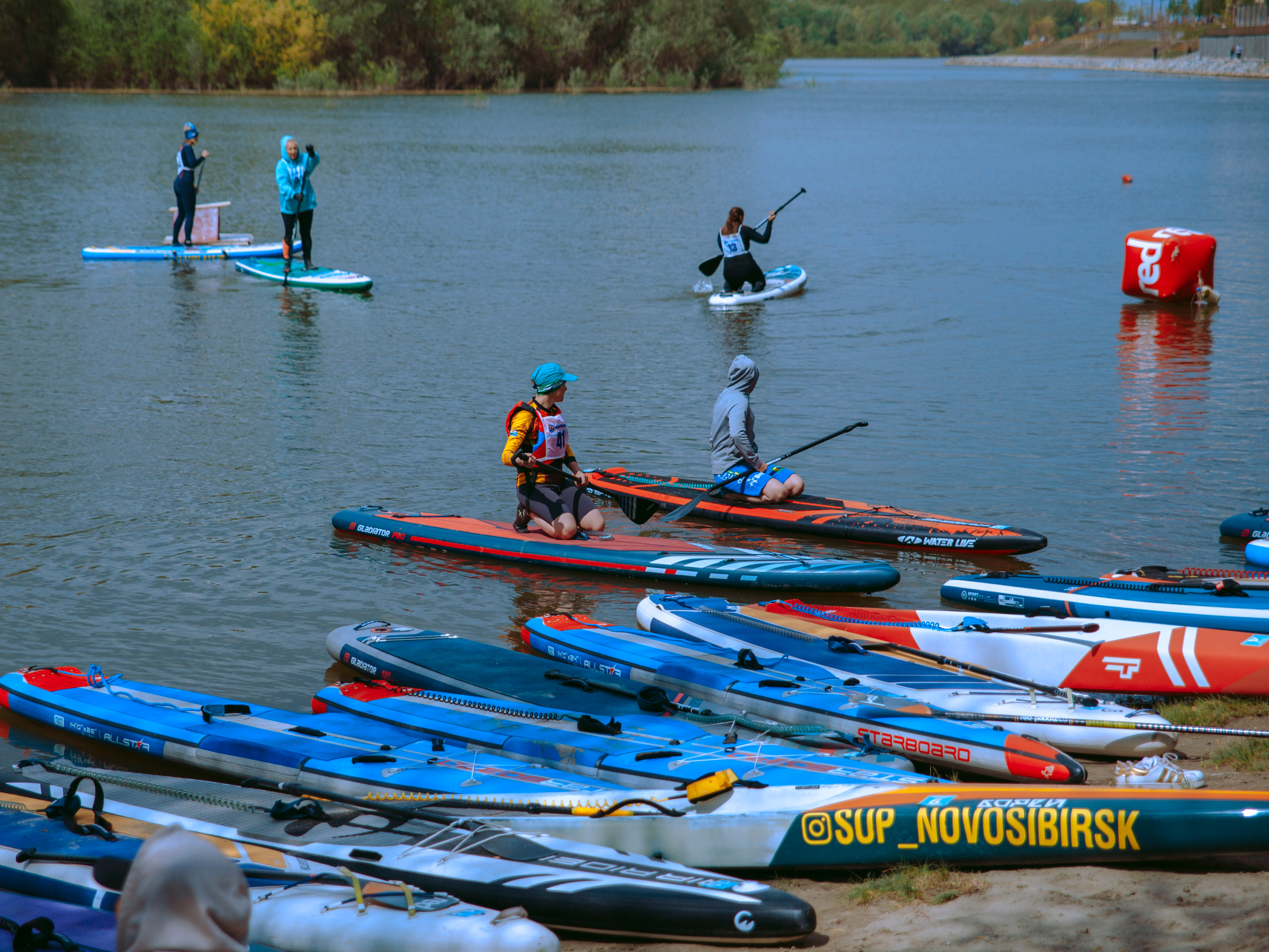 Соревнования и фестиваль по sup-серфингу в Новосибирске.