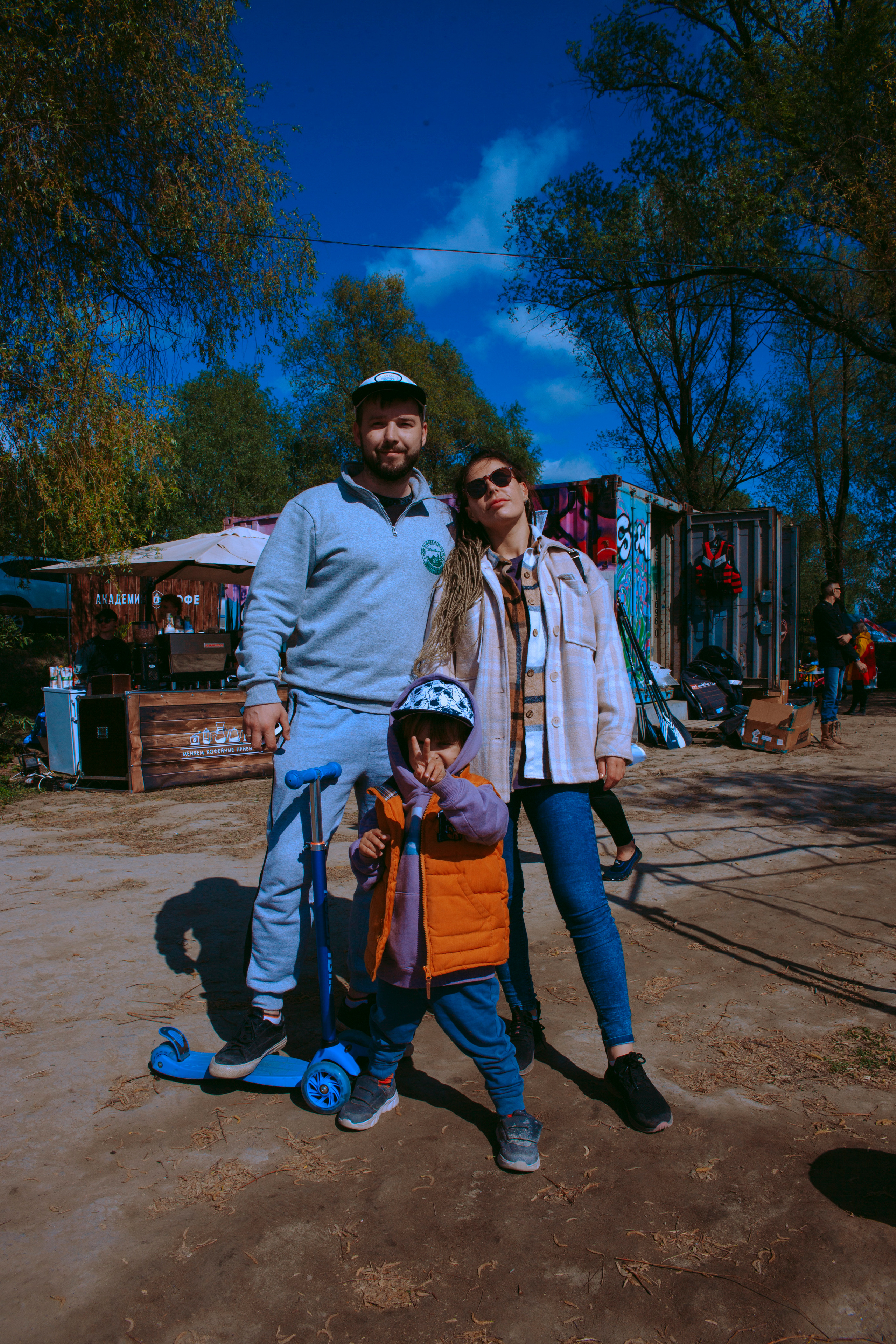 Семейная пара на прогулке в парке.