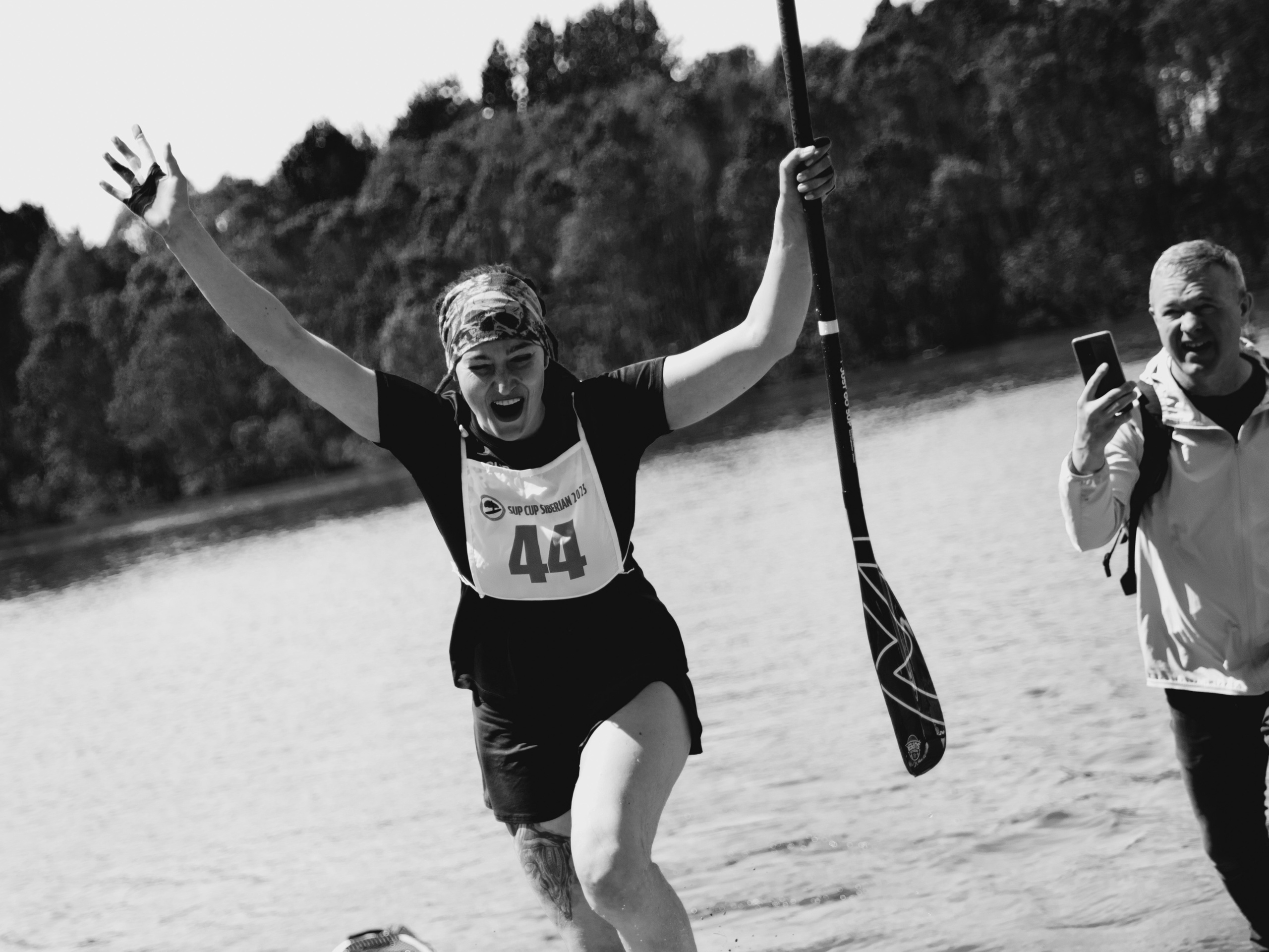 Спортсменка радуется победе.