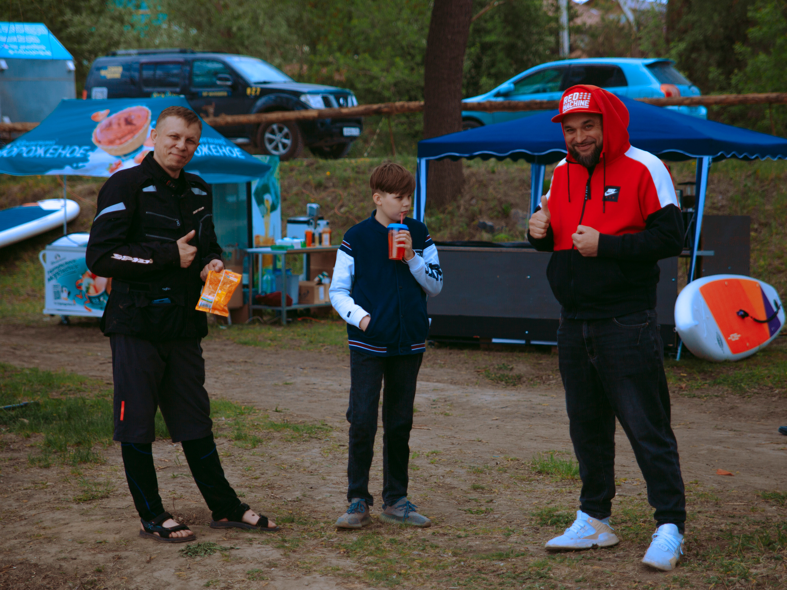 Мужчины улыбаются в камеру на спортивных состязаниях.