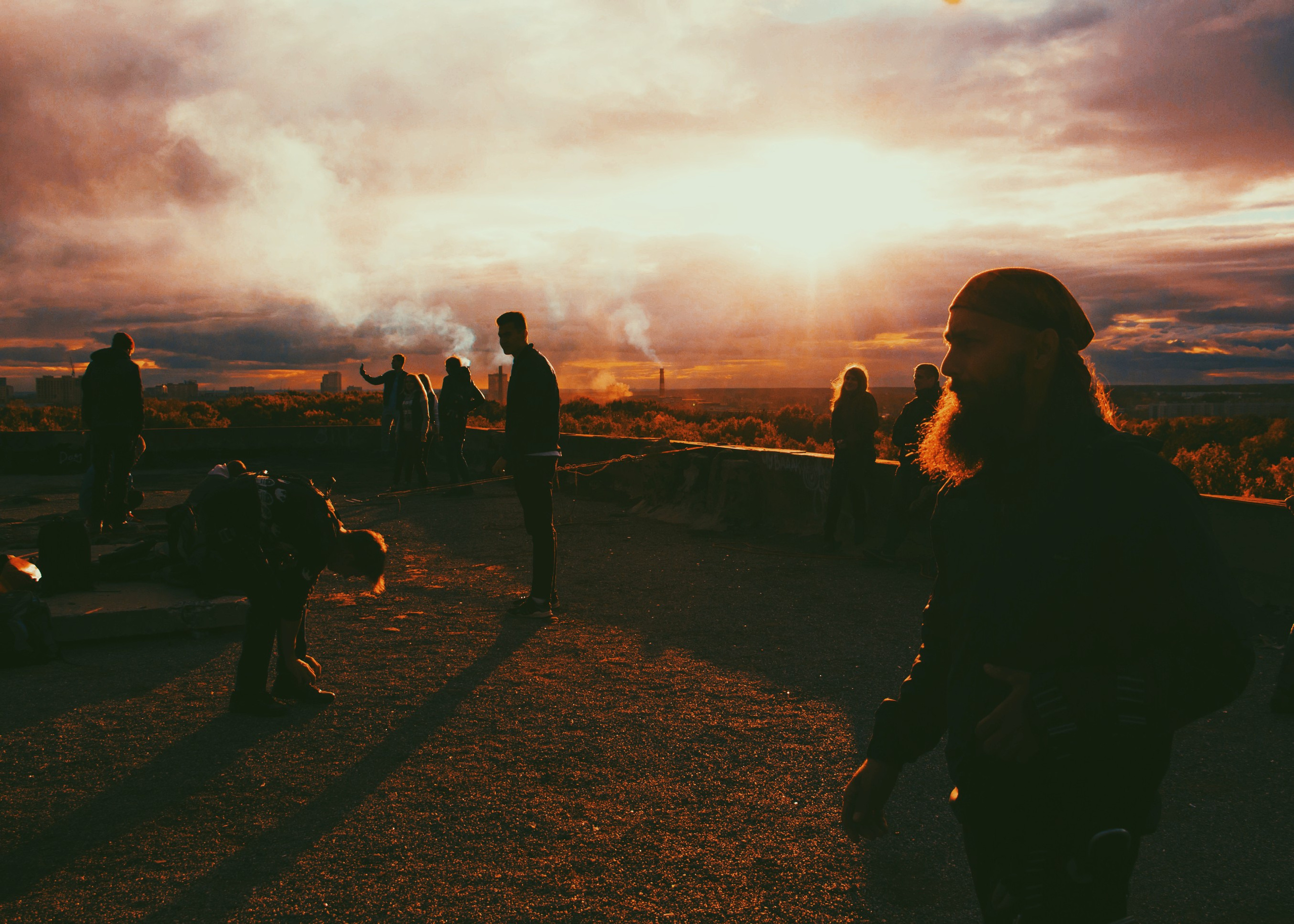 Люди на крыше на закате.