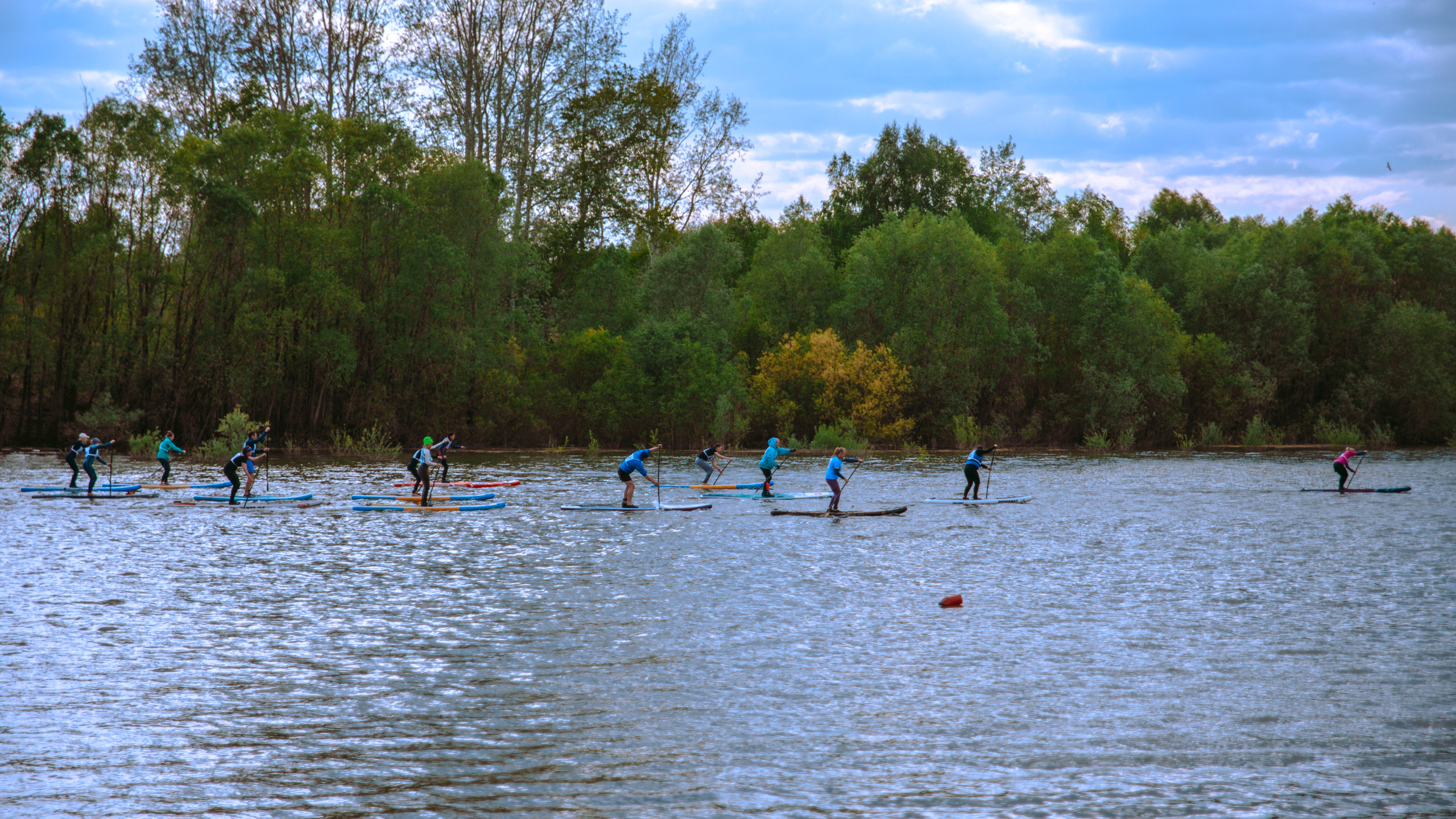 Массовый заплыв на соревнованиях по сапам в Новосибирске.