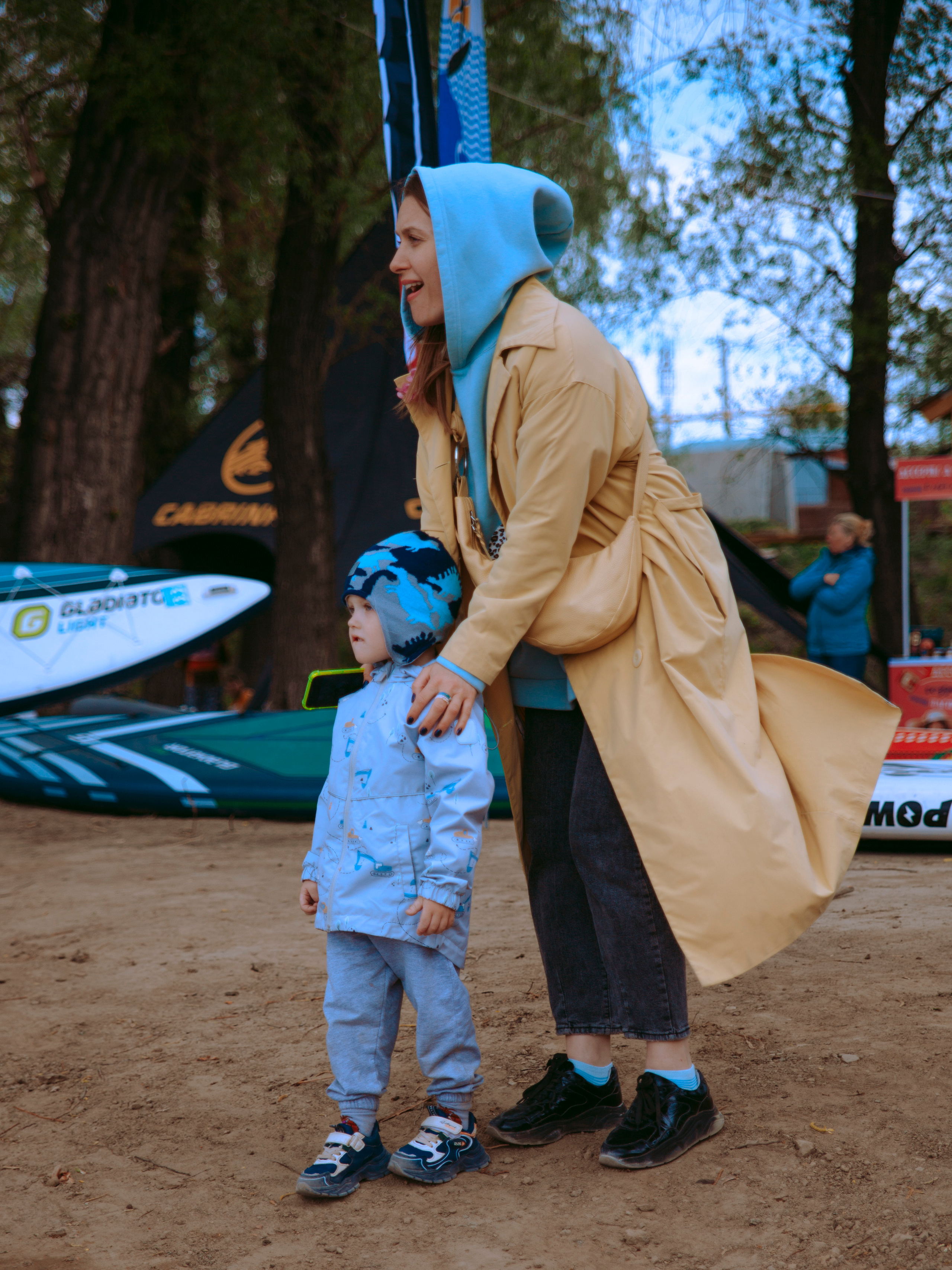 Мама с ребенком болеют за папу.