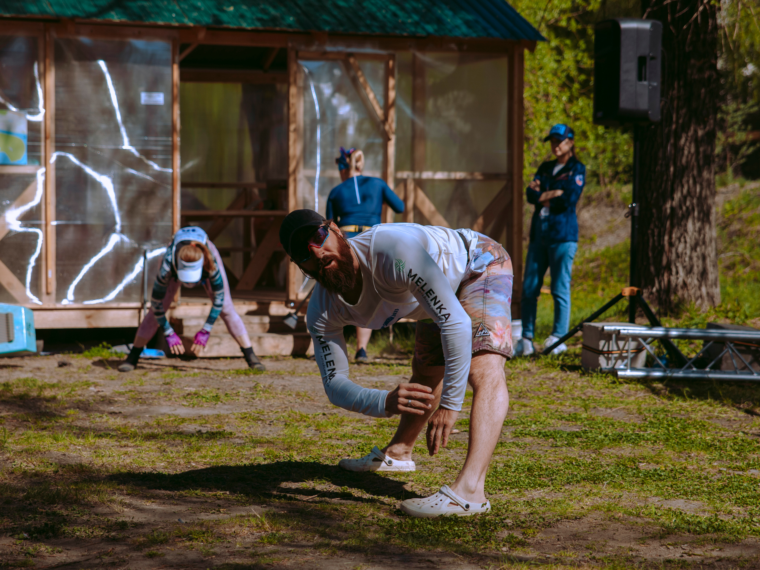 Зарядка на свежем воздухе в парке.