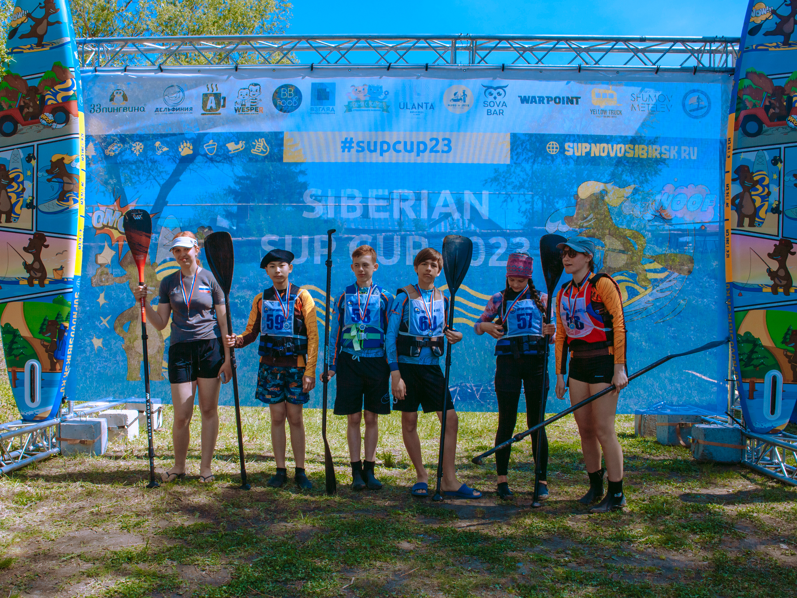 Дети на фоне пресс-вола.