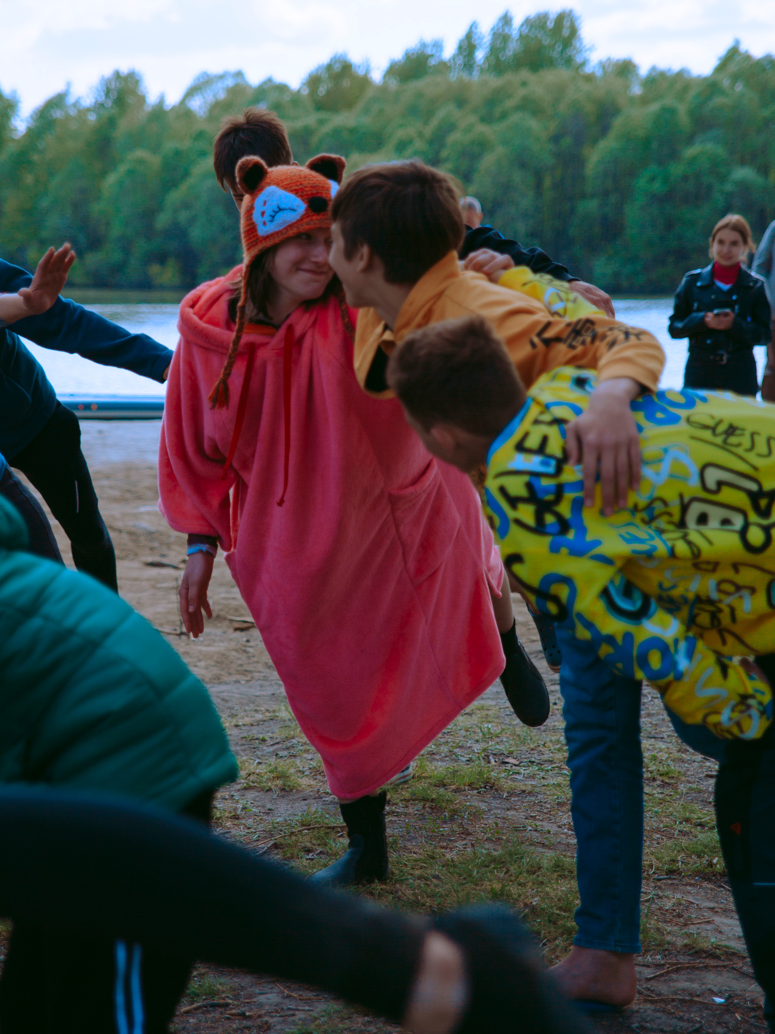 Мальчик с девочкой шепчутся.