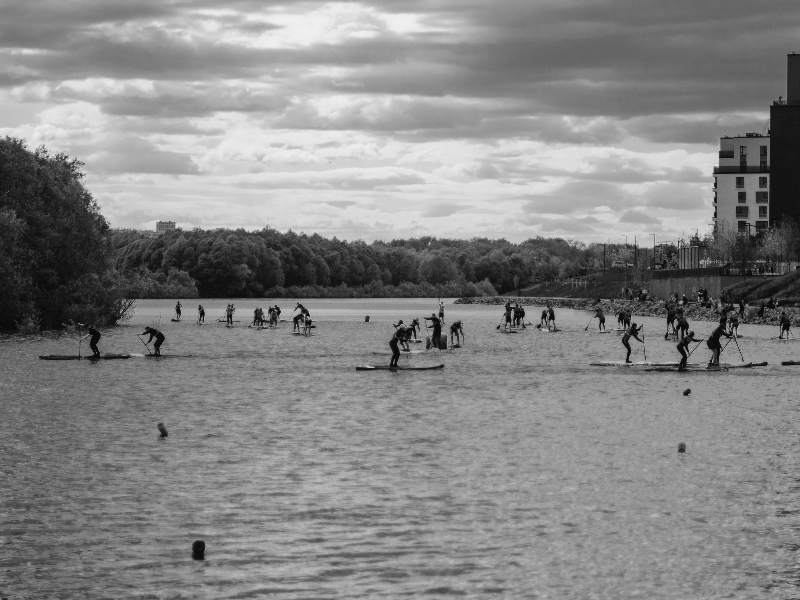 Массовый заплыв на соревнованиях по сапам в Новосибирске.