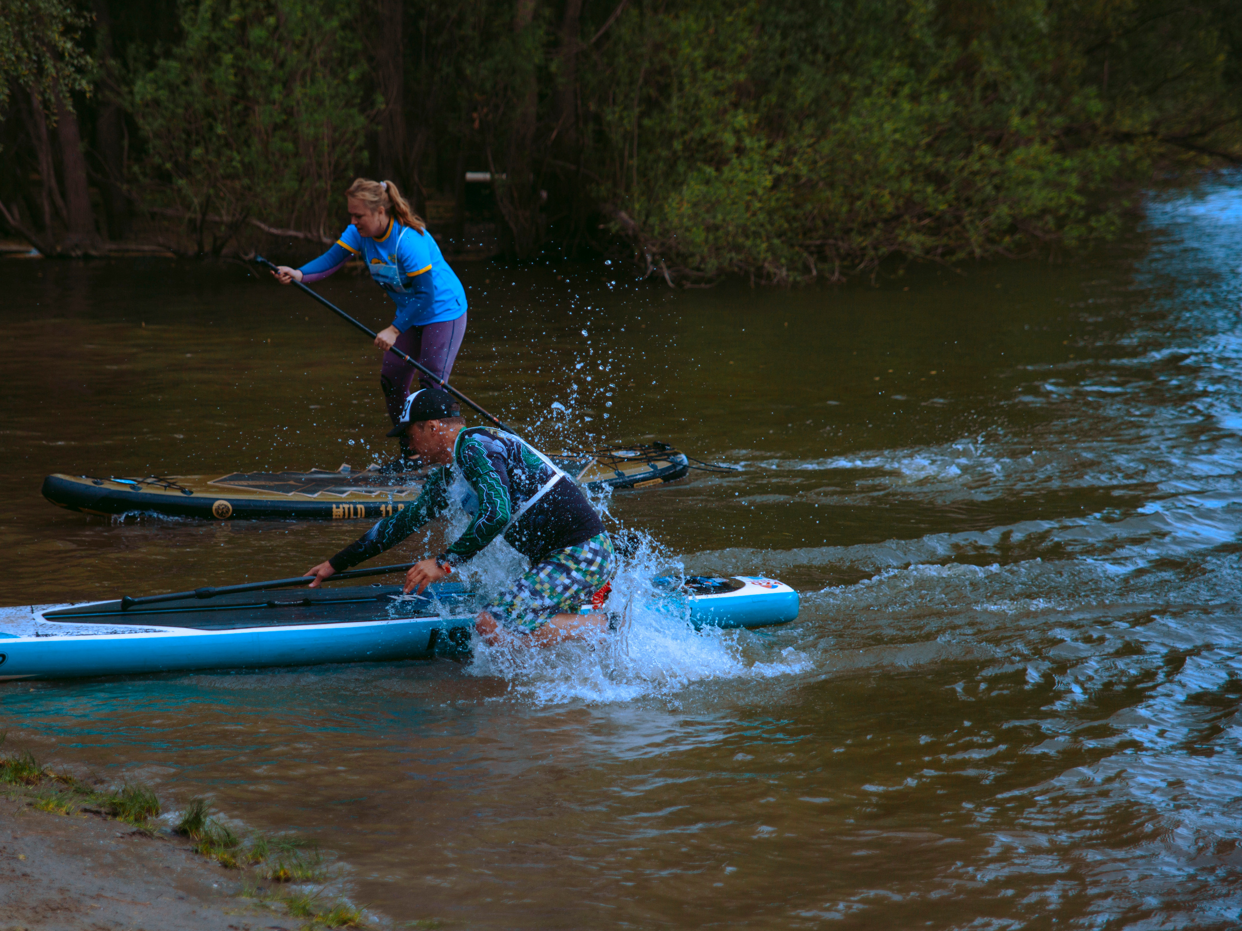 Мужчина падает в воду с брызгами.