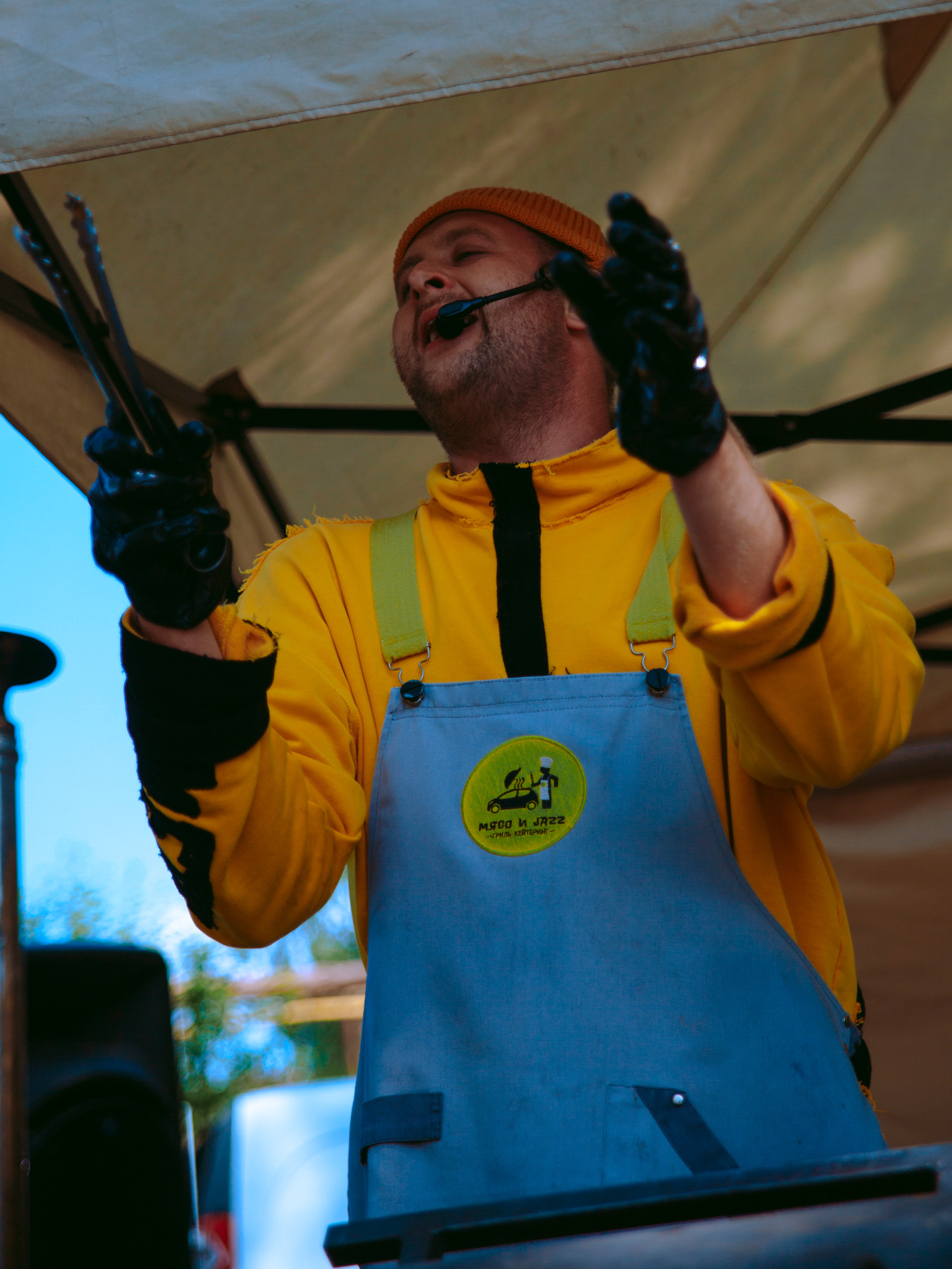 Шашлычник жарит мясо и поет.