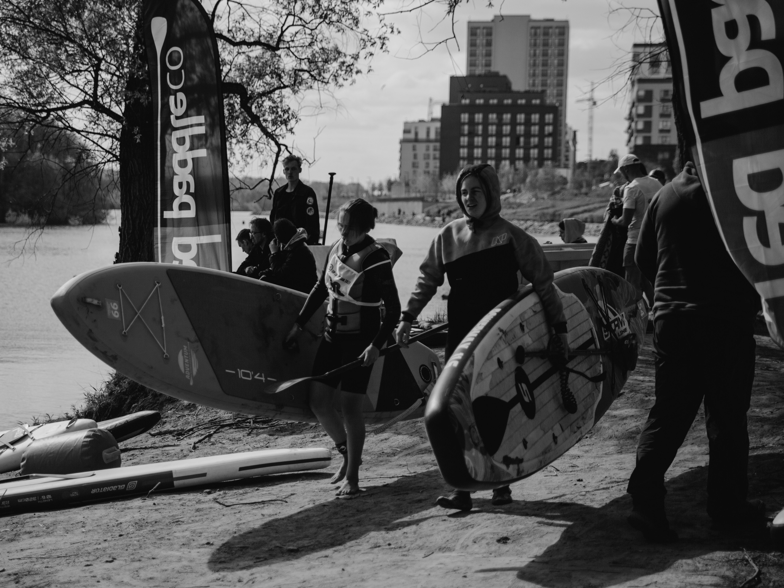 Люди идут с сапами в руках.