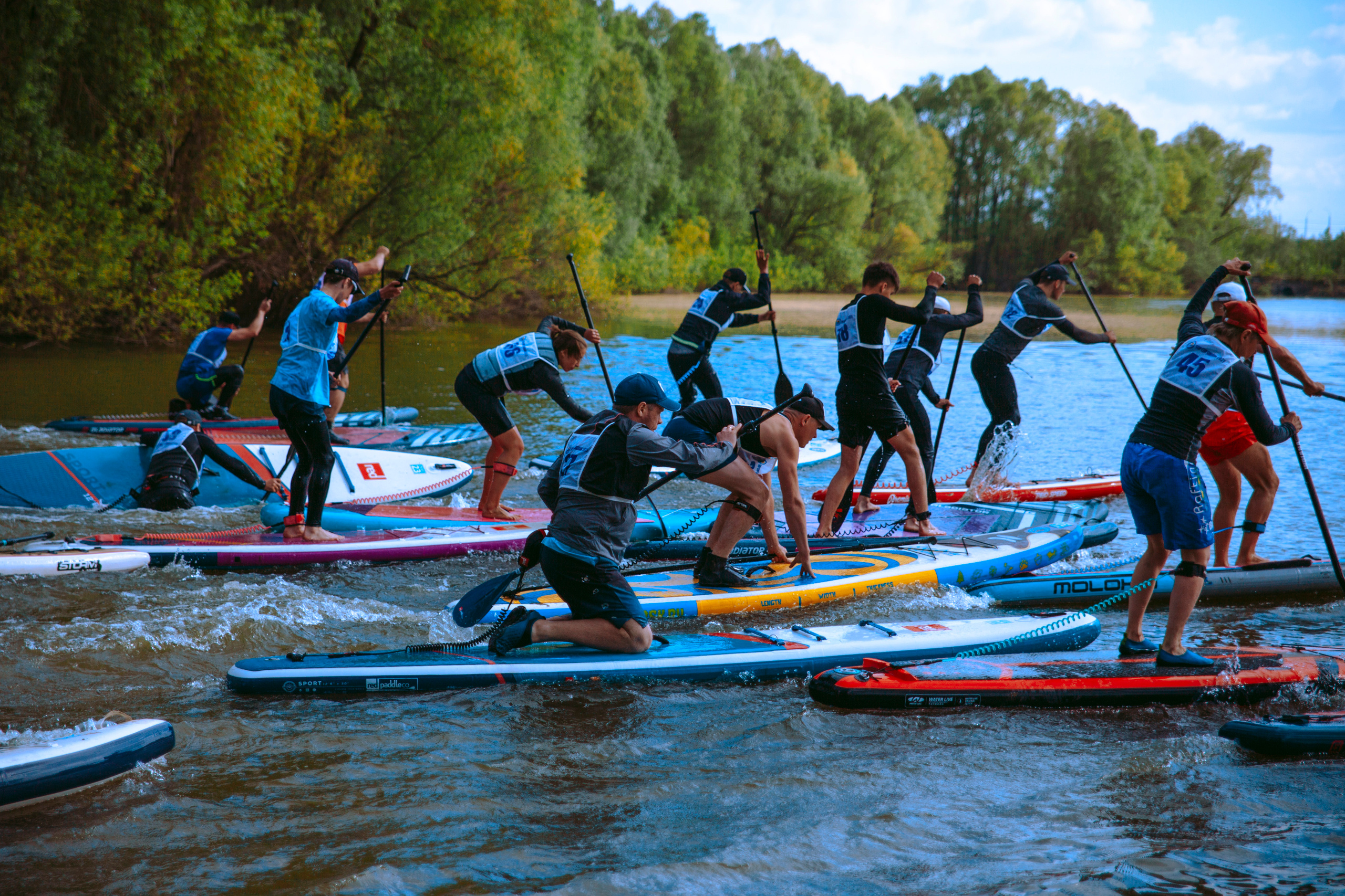 Самый массовый заплыв на соревнованиях по сапам в Новосибирске.