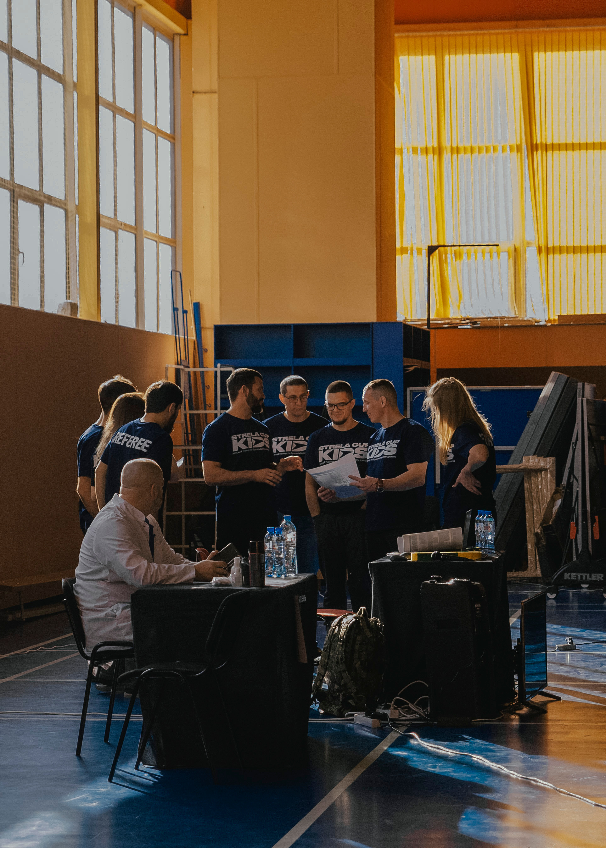 Судьи совещаются на турнире спортивных  соревнованиях.