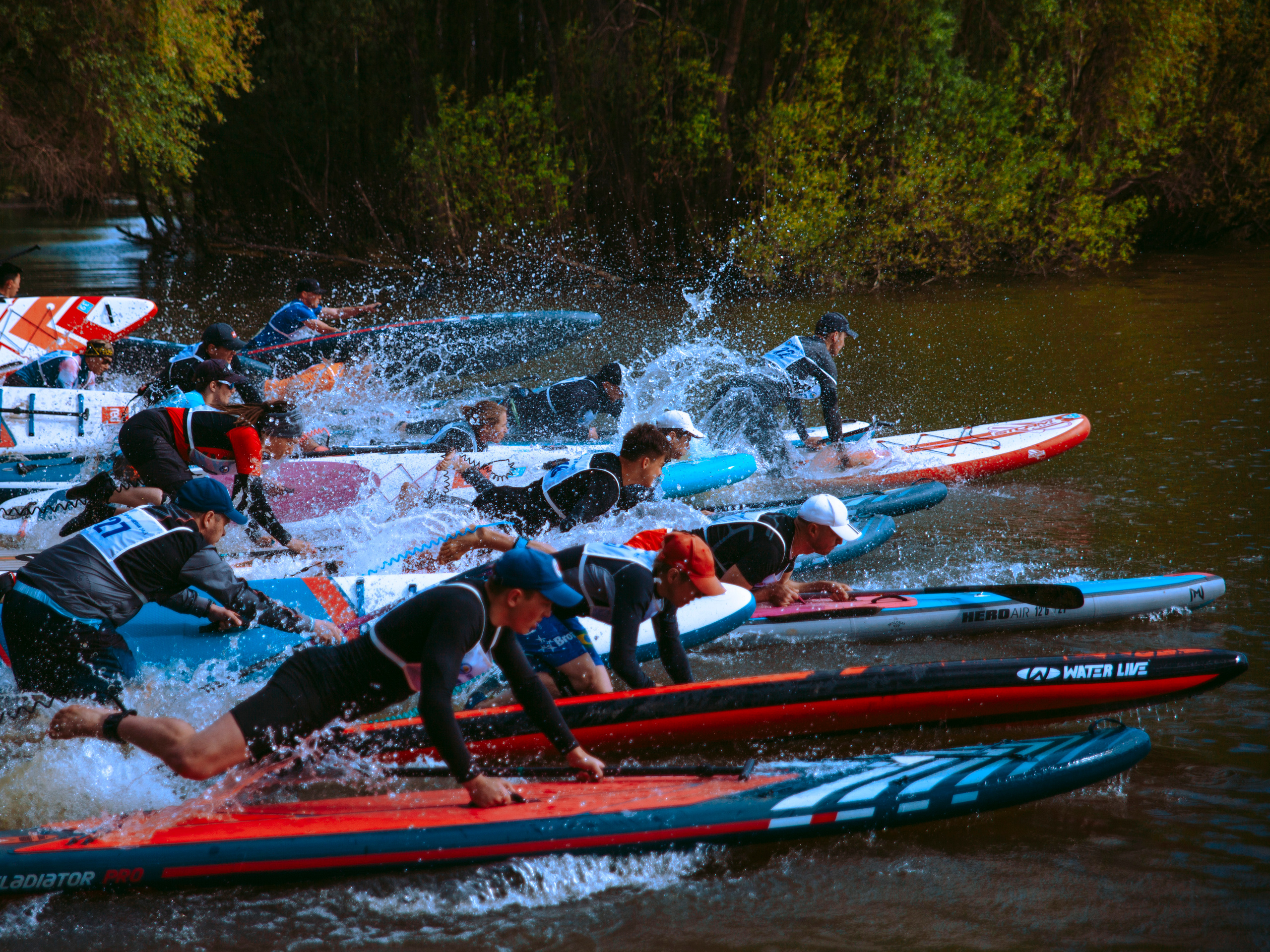 Массовый заплыв на соревнованиях по сапам в Новосибирске.