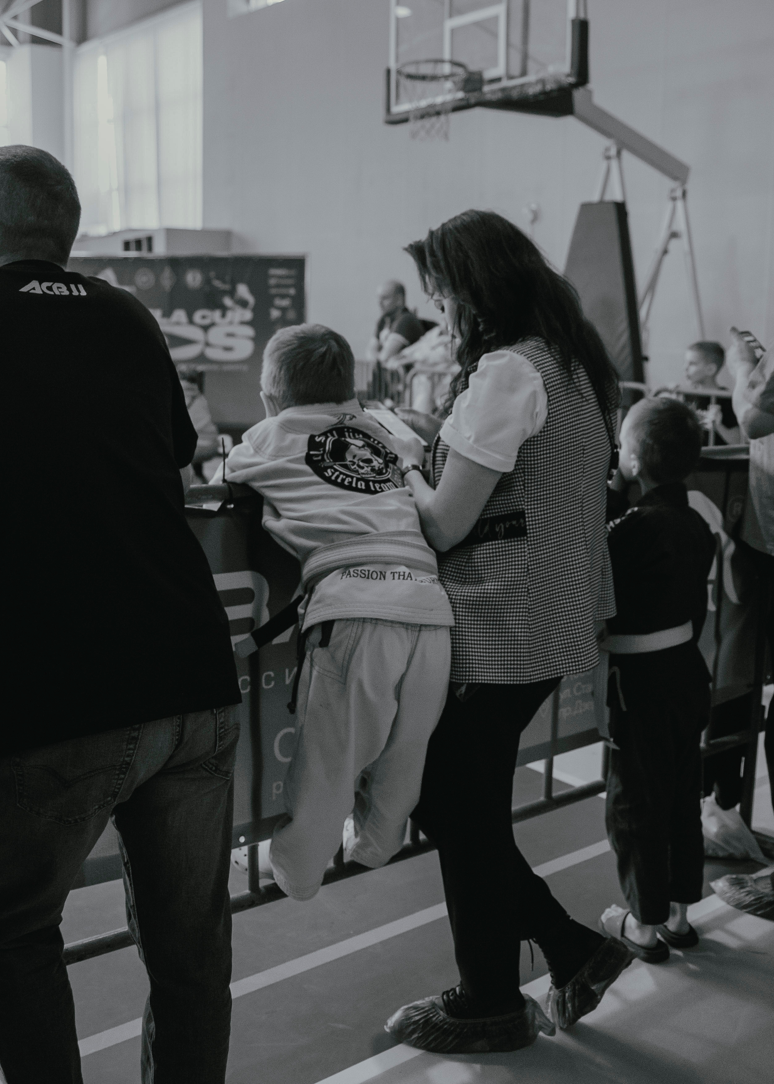 Ребенок в кимоно на детском турнире по джиу-джитсу.