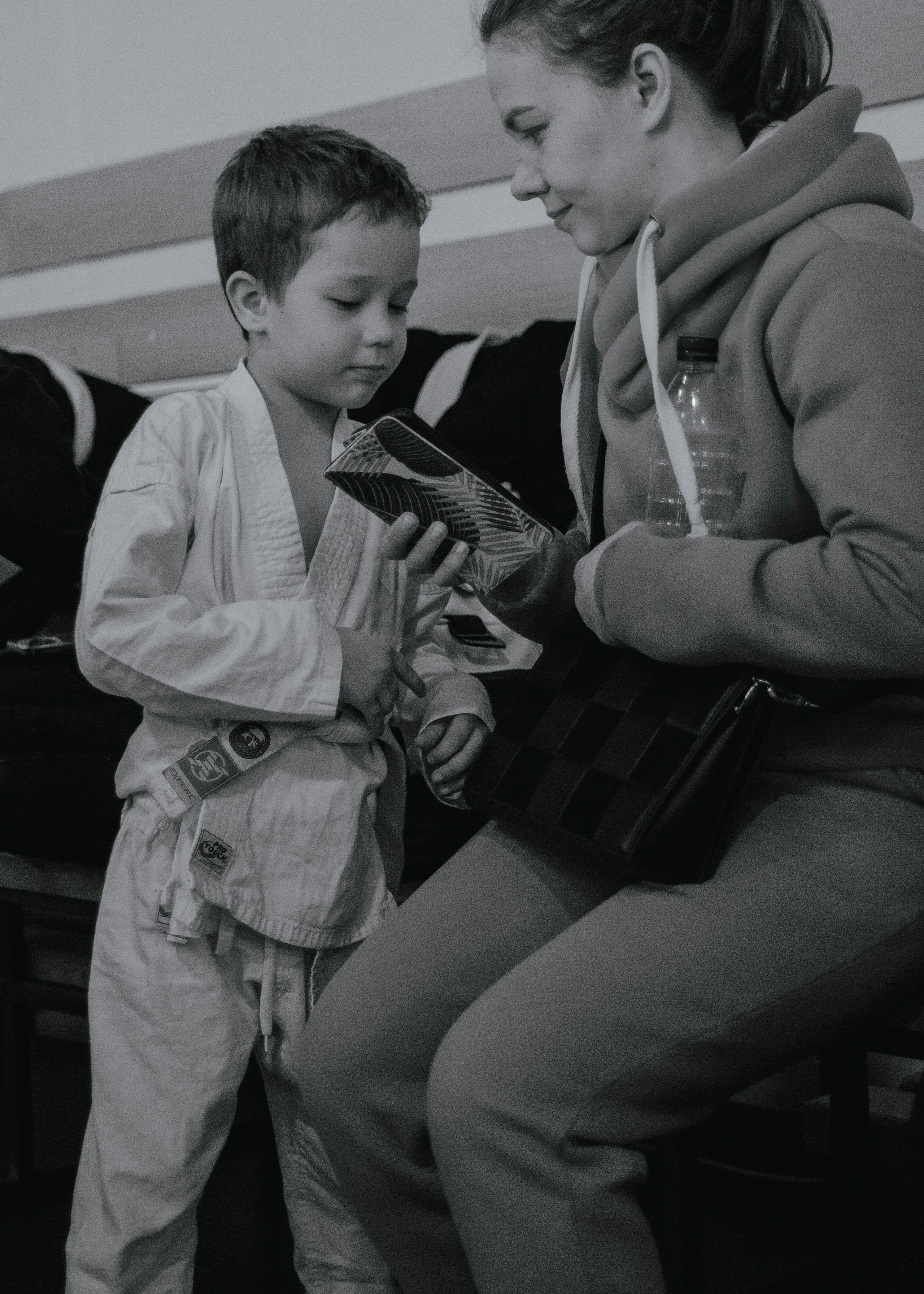 Сын с мамой на детском турнире по джиу-джитсу.
