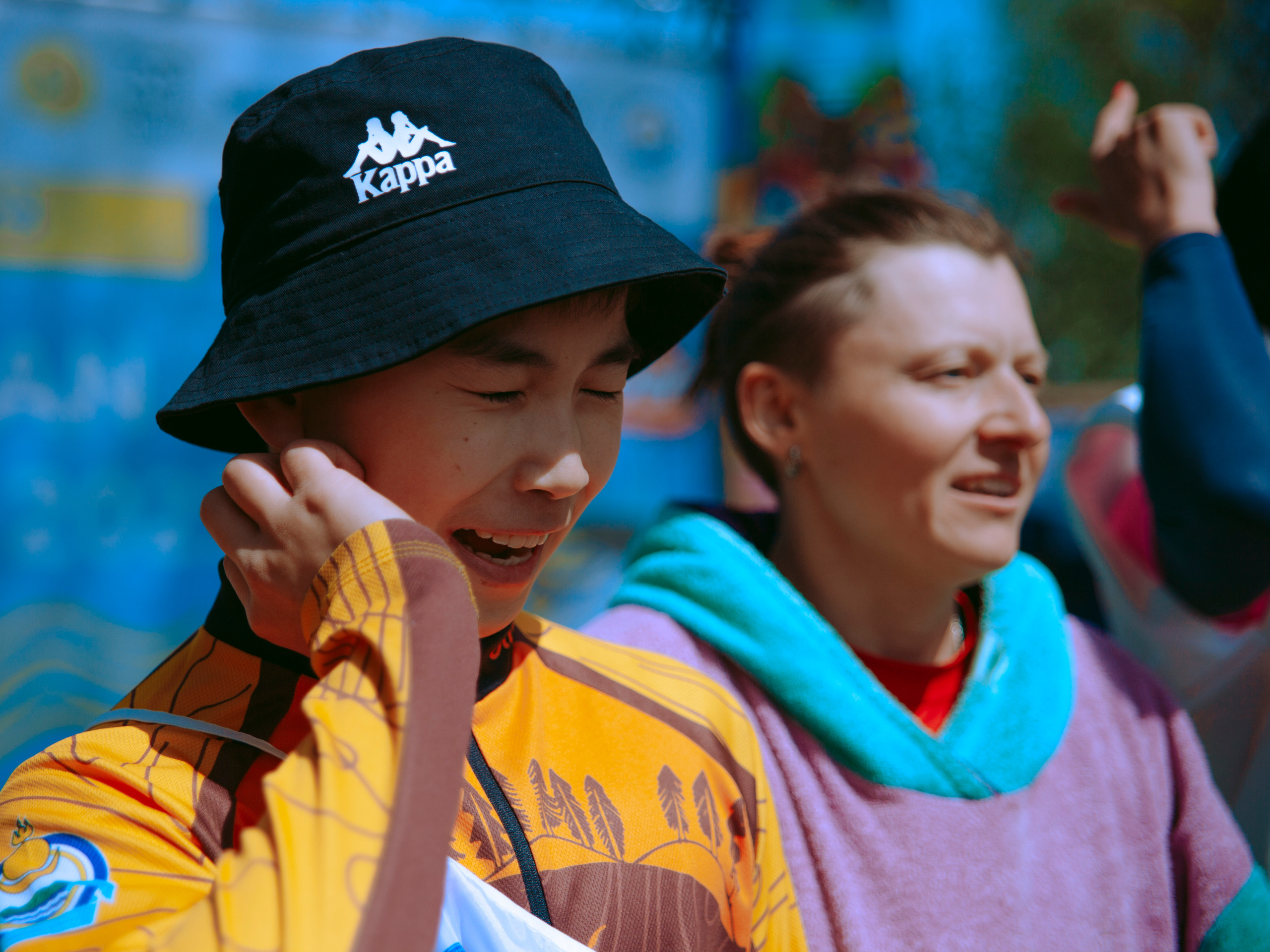 Мальчик смущается и расстраивается.