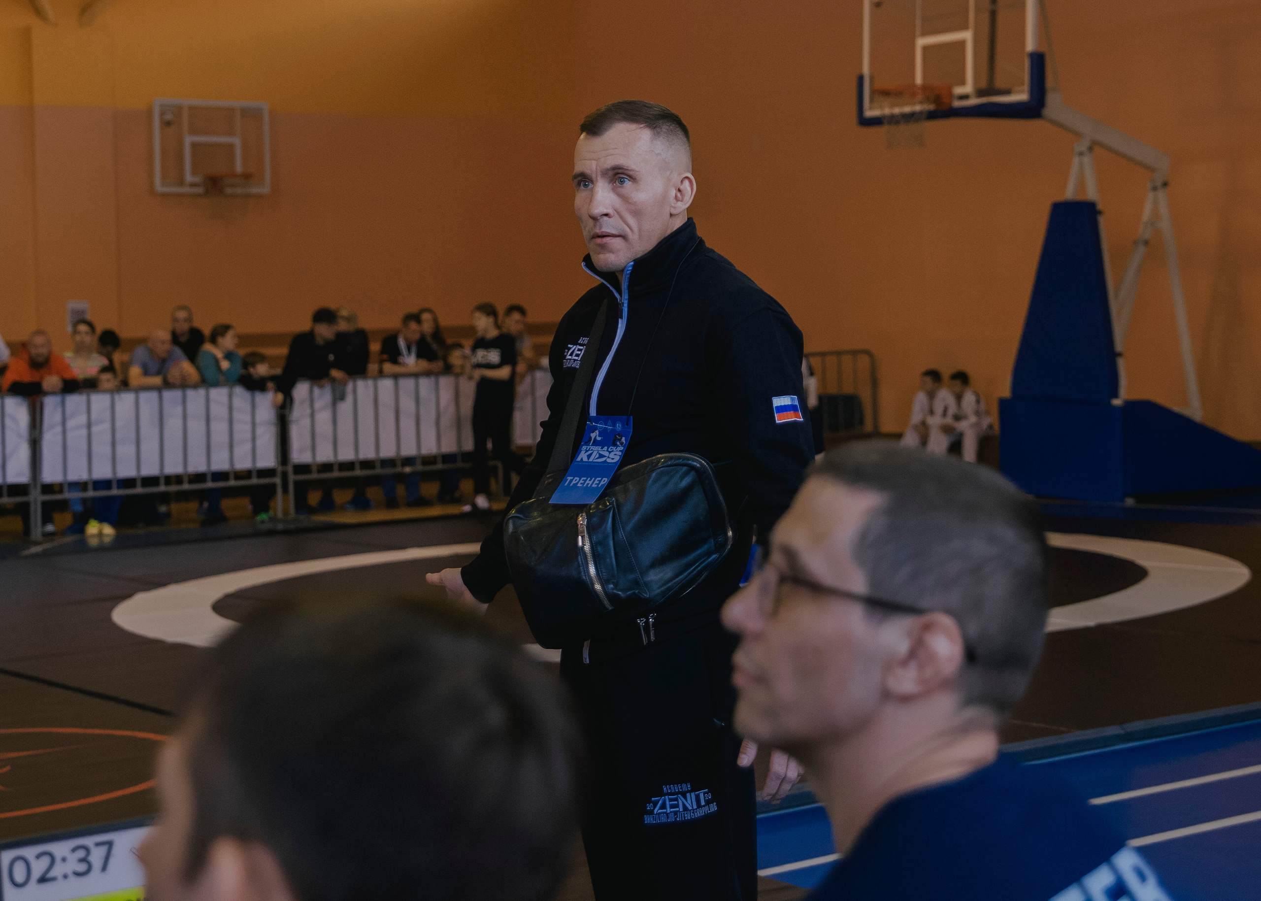 Спорный момент на детских спортивных соревнованиях.