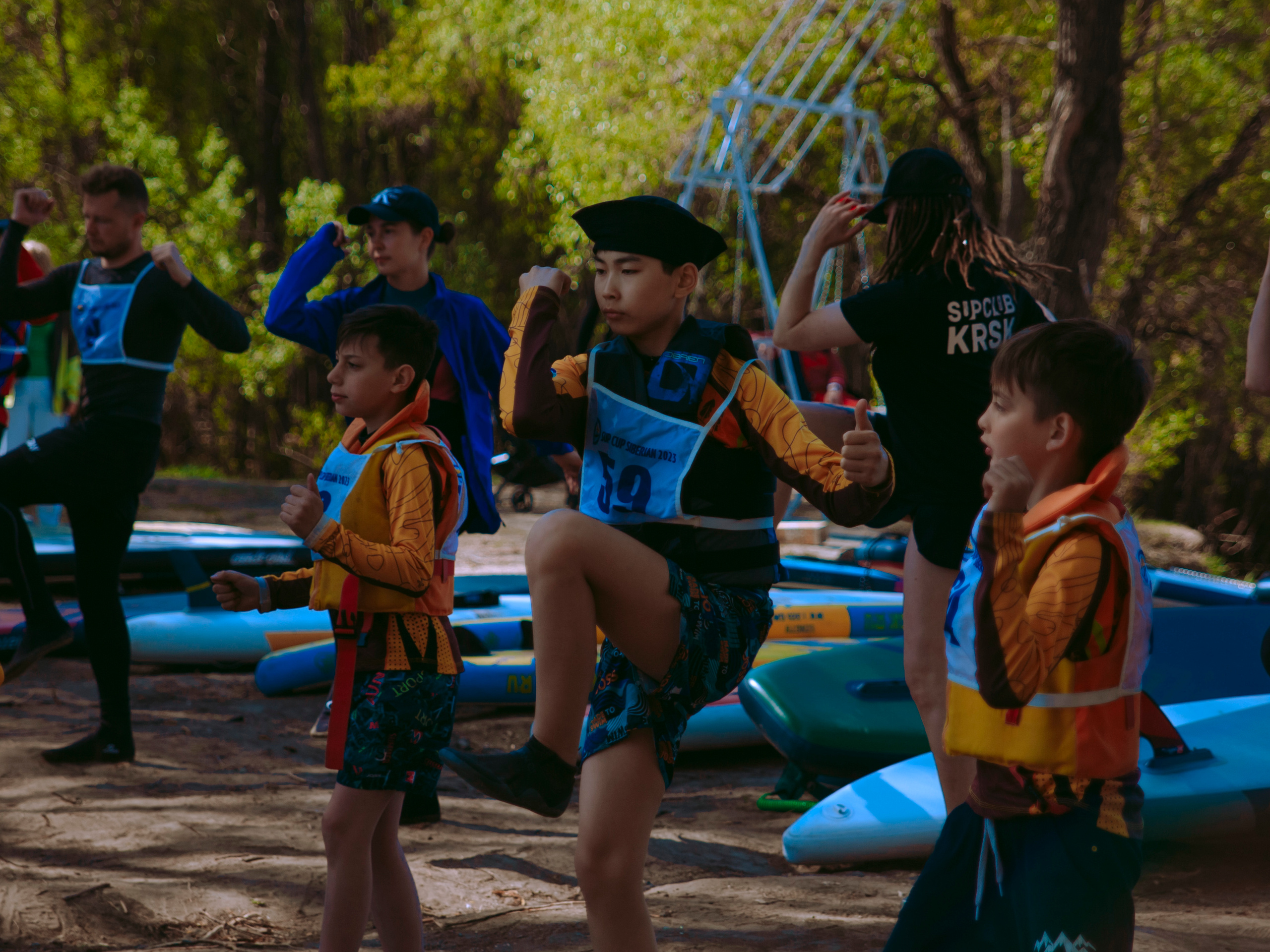 Зарядка на свежем воздухе в парке.