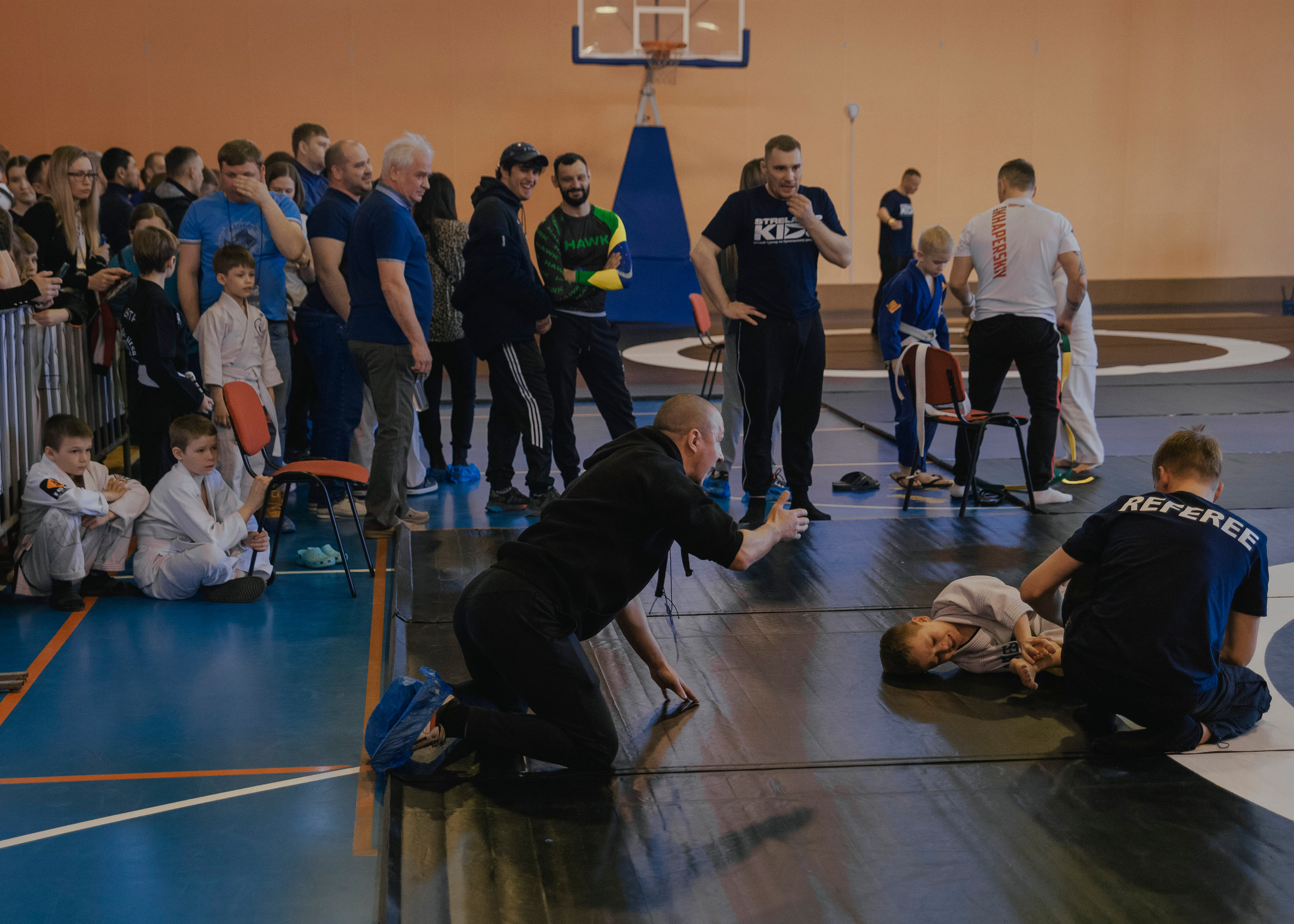 Борьба в кимоно gi на детском турнире по джиу-джитсу.