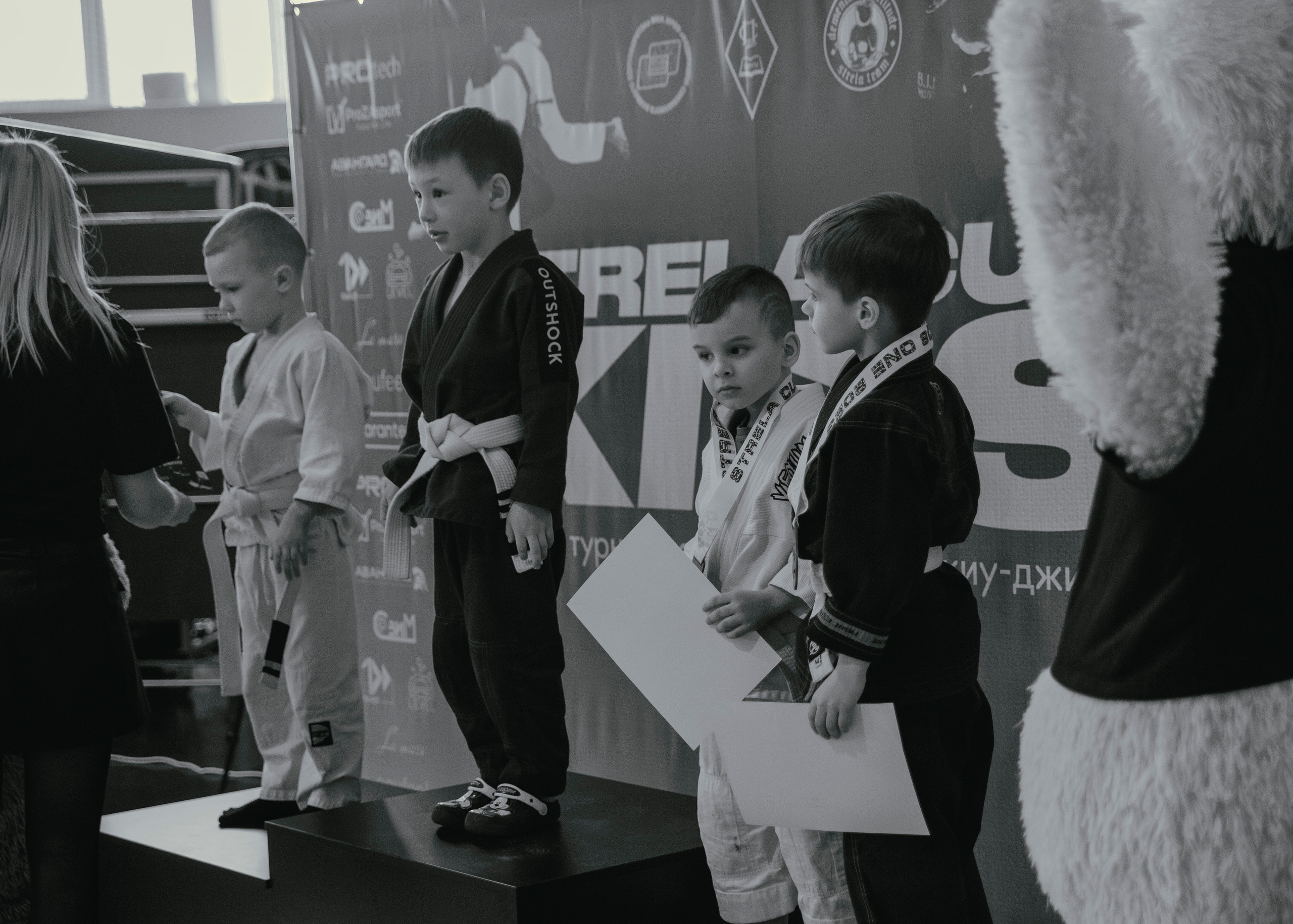 Награждение спортсменов на детском турнире по джиу-джитсу.