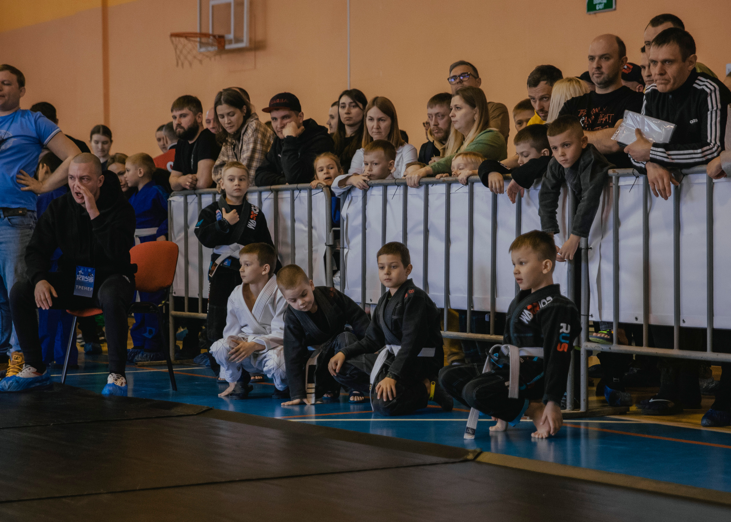 Болельщики на детском турнире по джиу-джитсу.