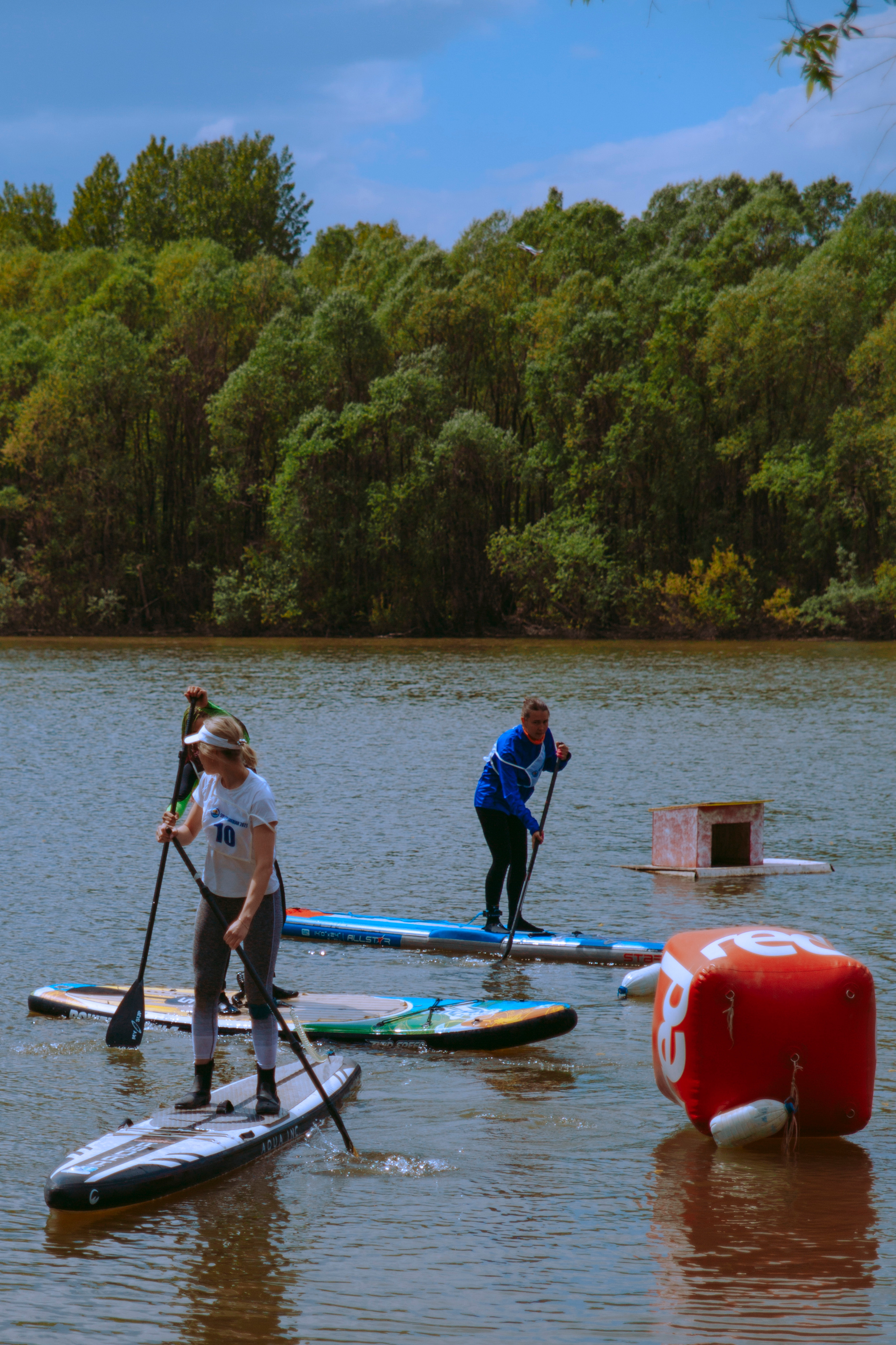 Соревнования и фестиваль по sup-серфингу в Новосибирске.