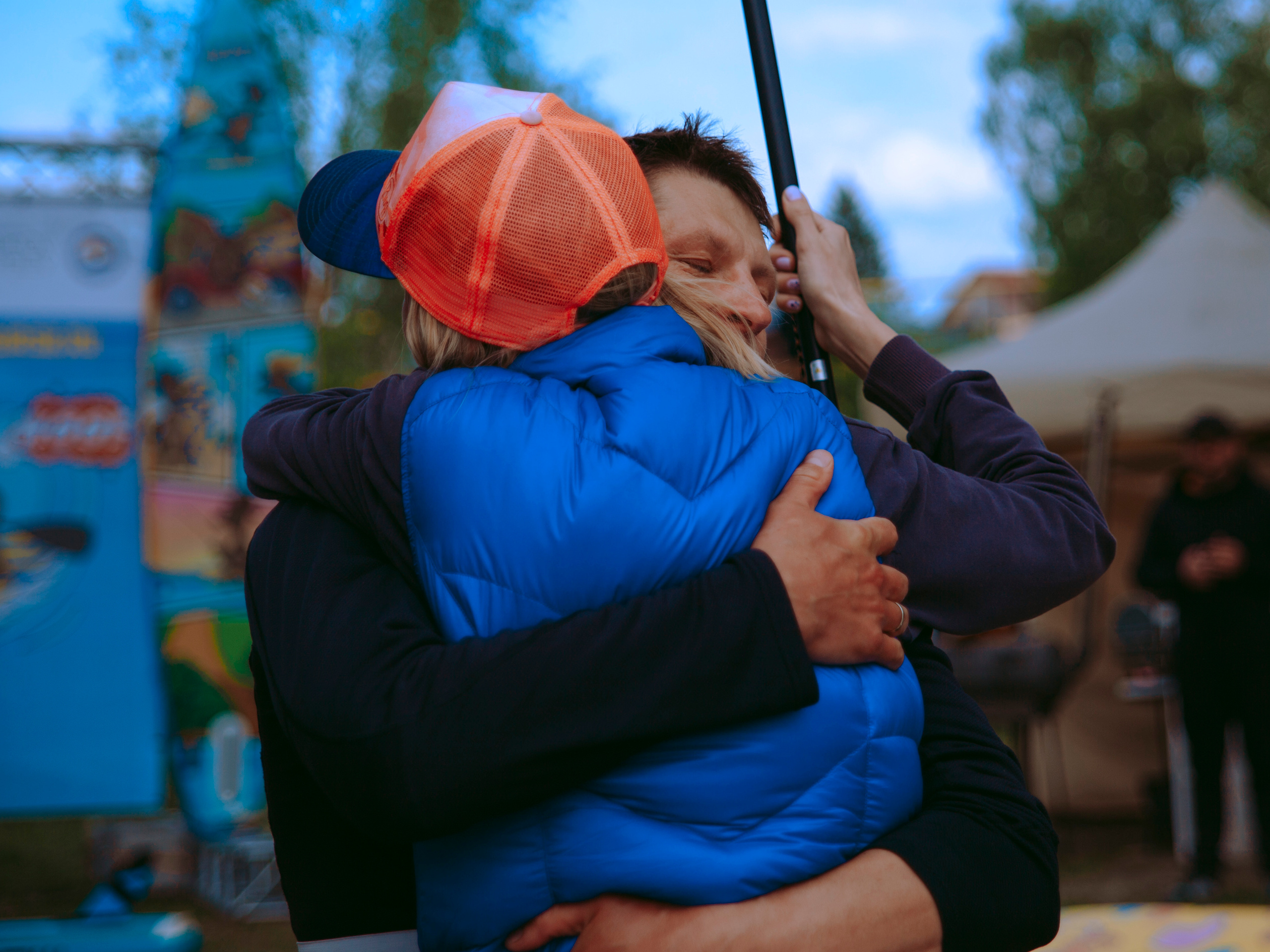 Мужчина обнимает женщину.