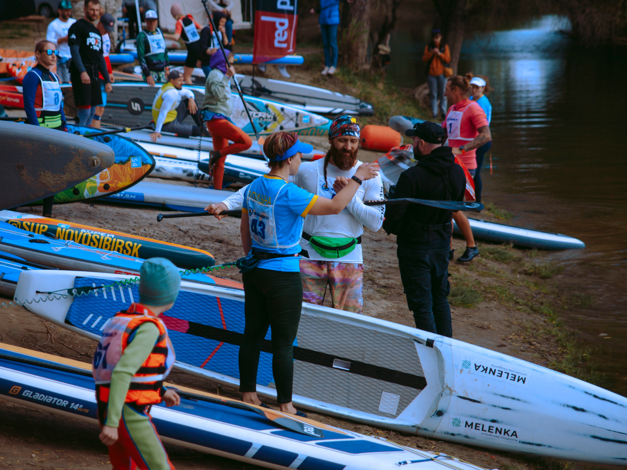 Массовый заплыв на соревнованиях по сапам в Новосибирске.