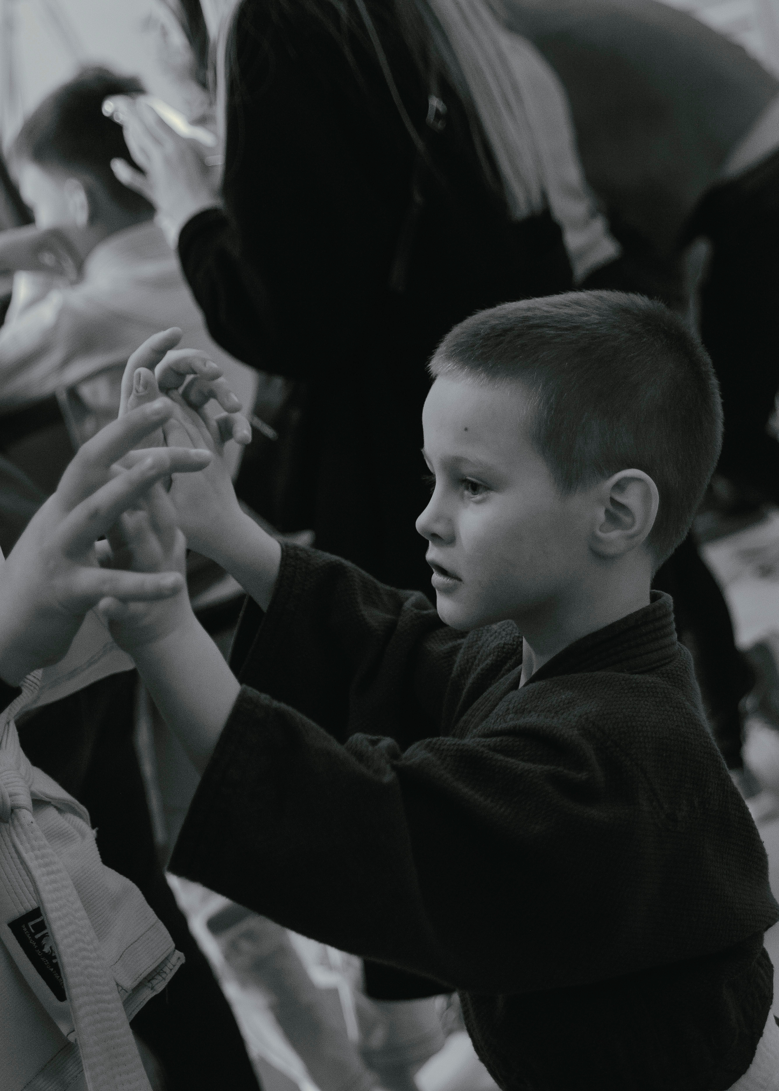 Ребенок играет в ладушки на детских спортивных соревнования.