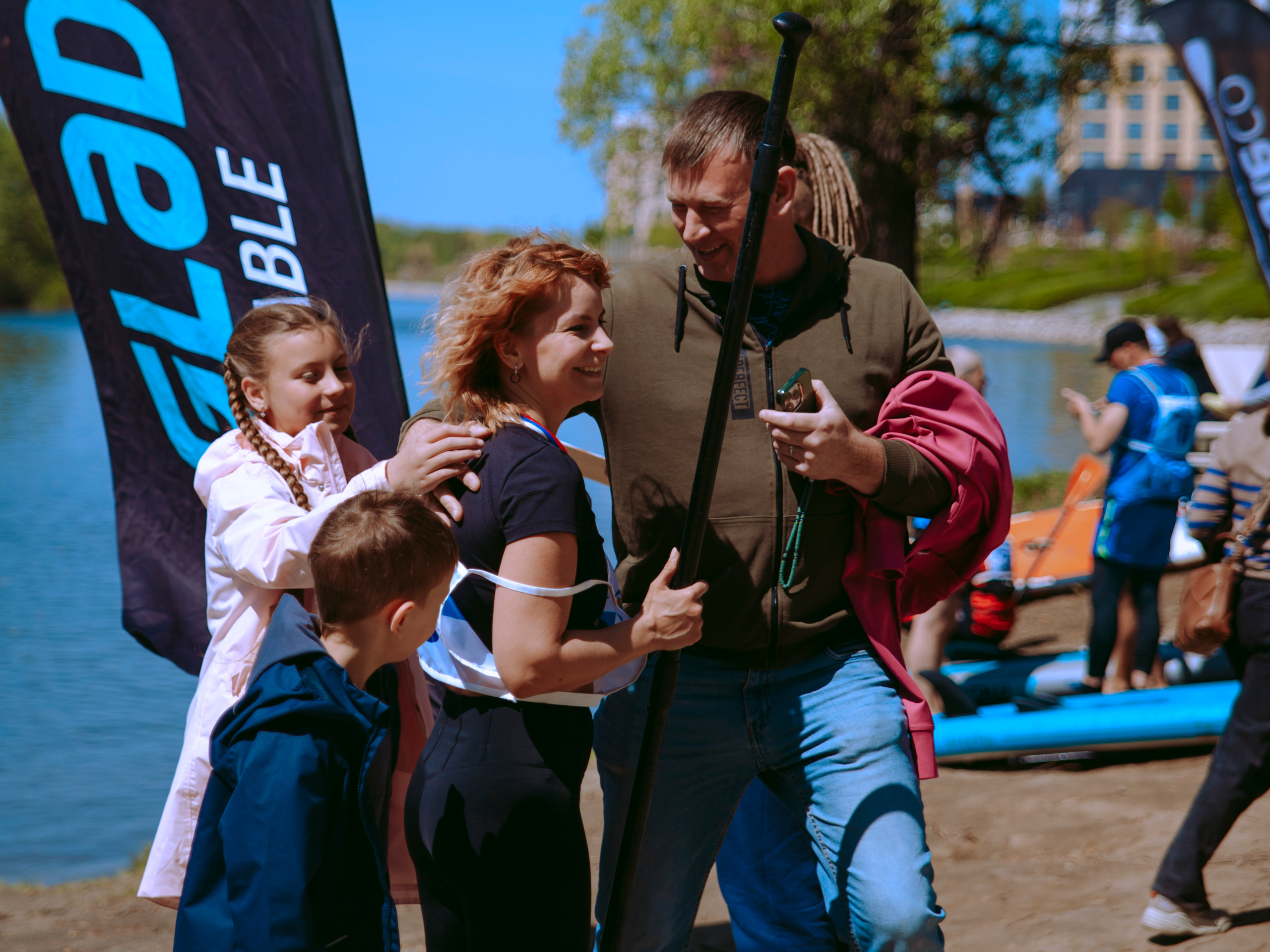 Семья поздравляет спортсменку.