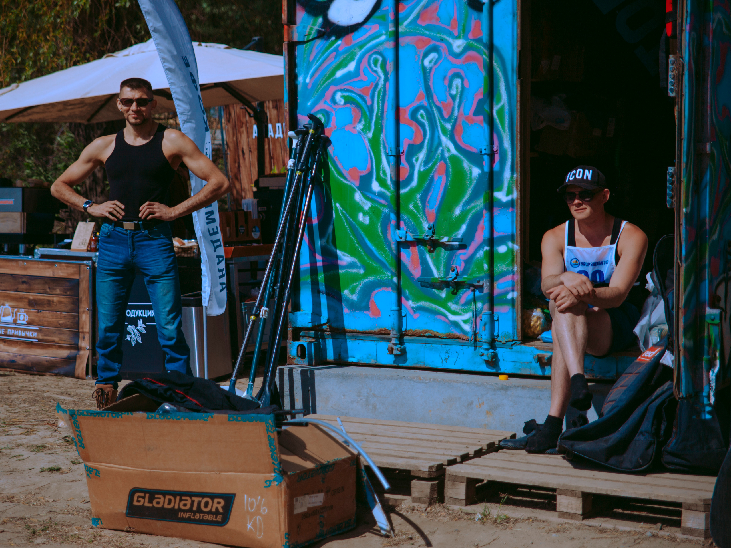 Спортивные мужчины в парке.