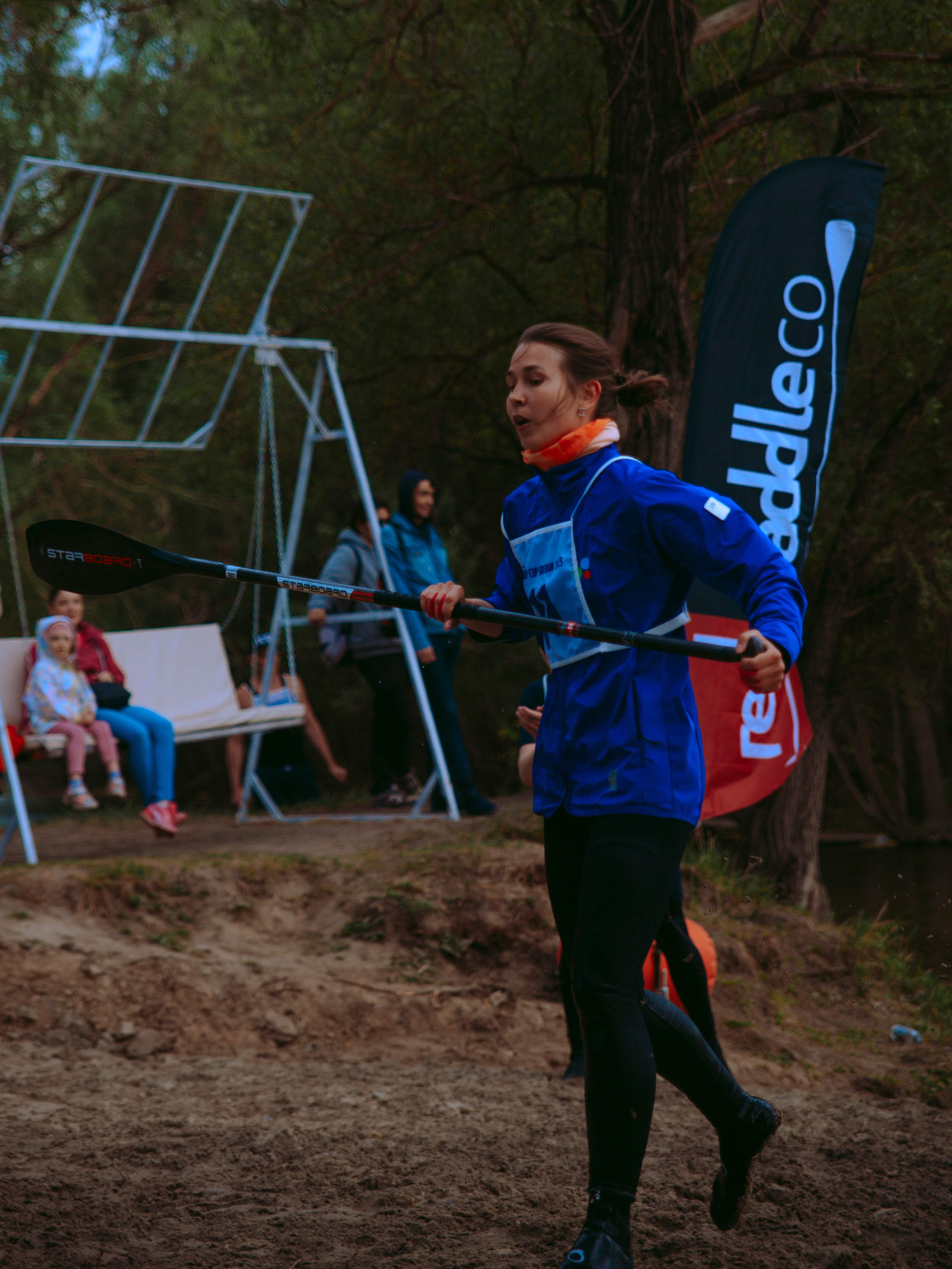 Девушка бежит по берегу.