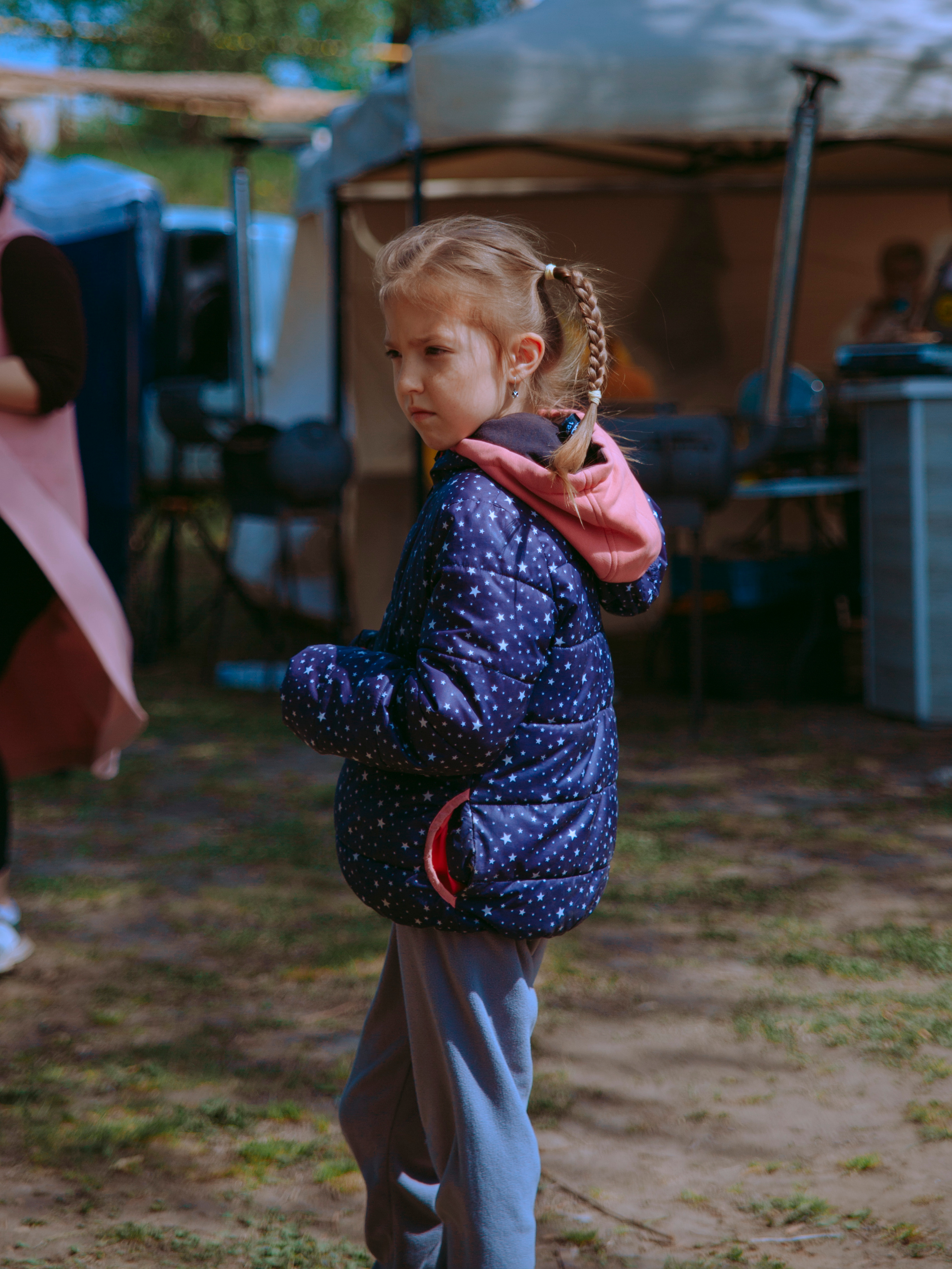 Девочка с косичками гуляет.