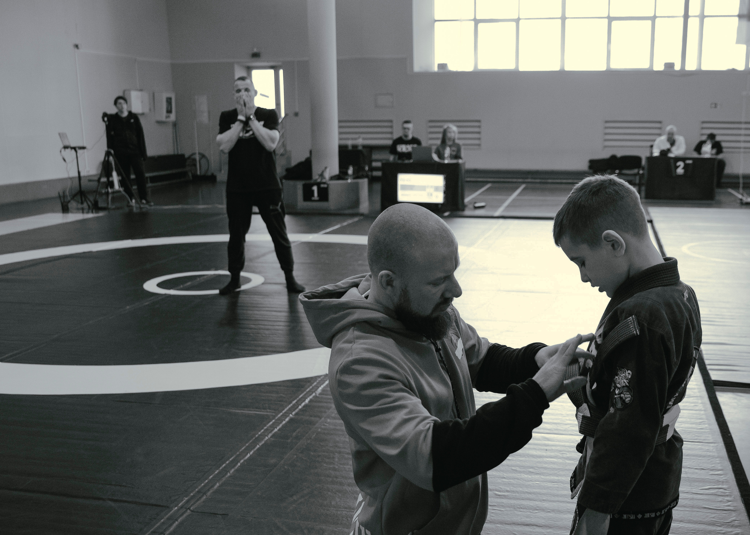 Борьба в кимоно gi на детском турнире по джиу-джитсу.