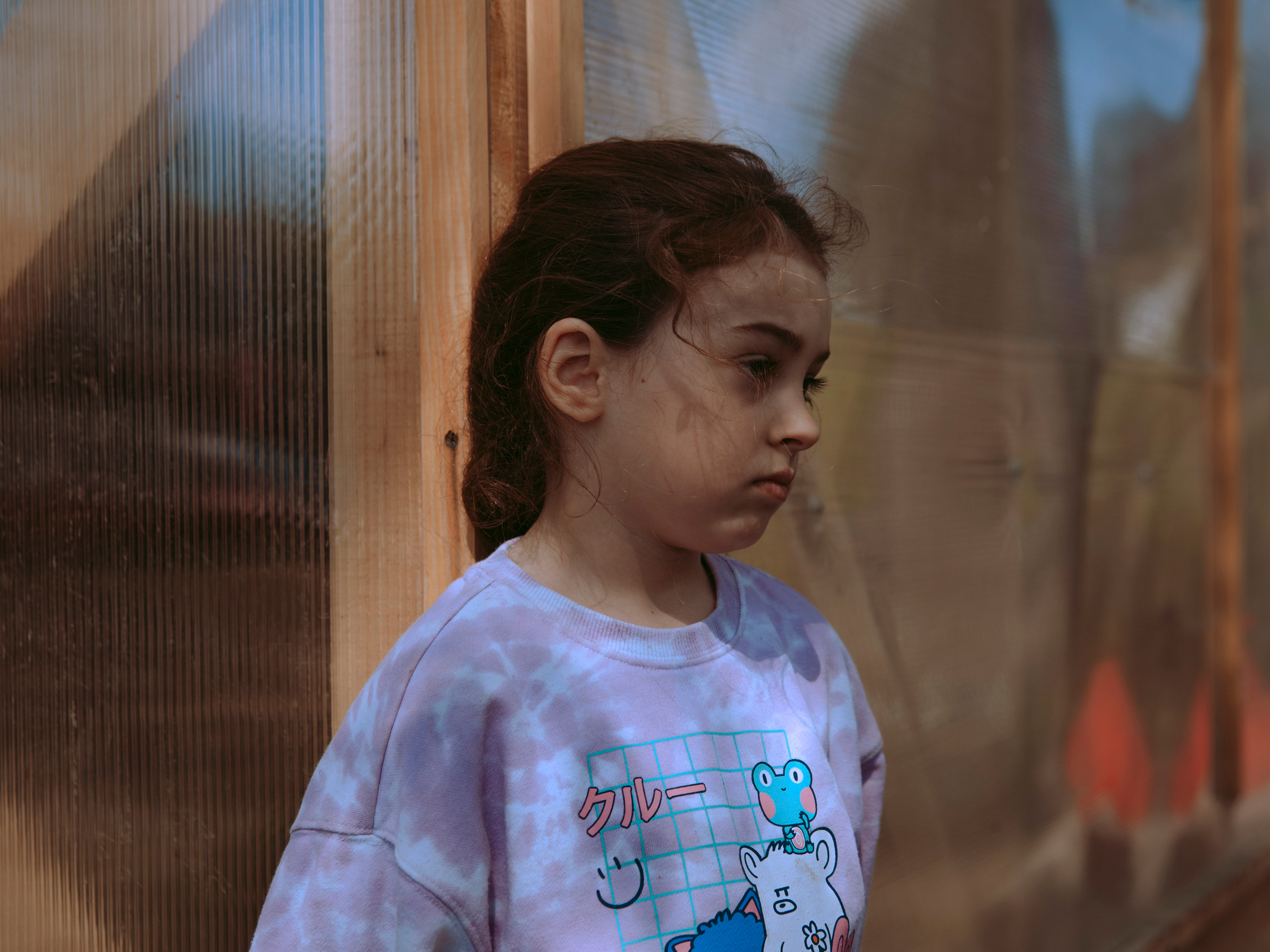 Грустная кудрявая девочка.