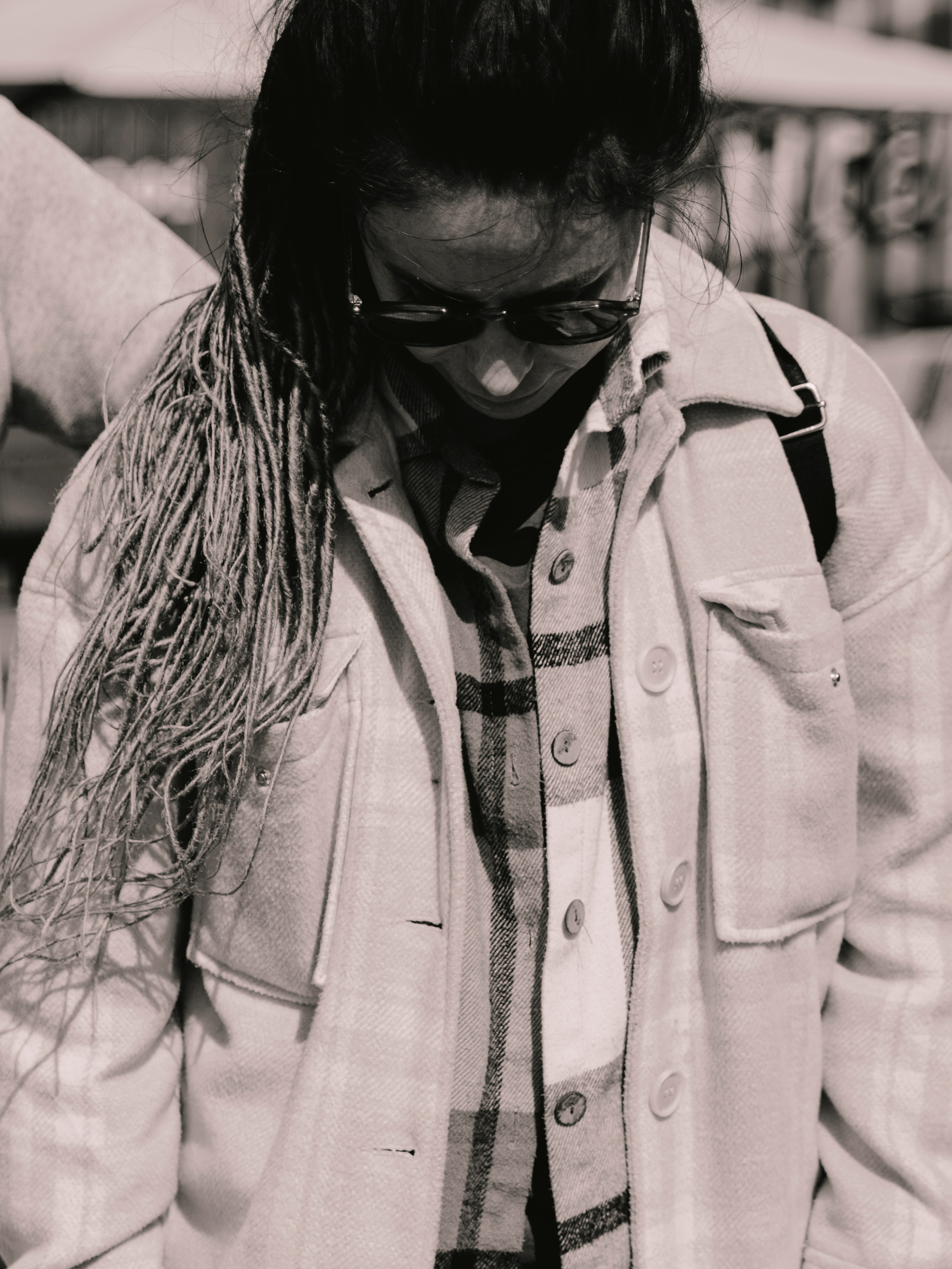 Чб фото девушки с косичками.