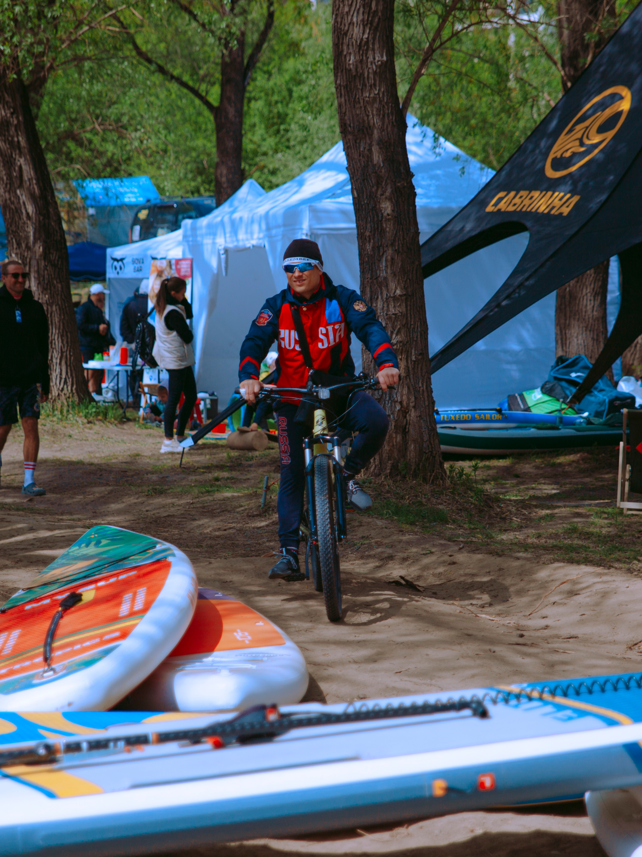 Велосипедист едет по парку.