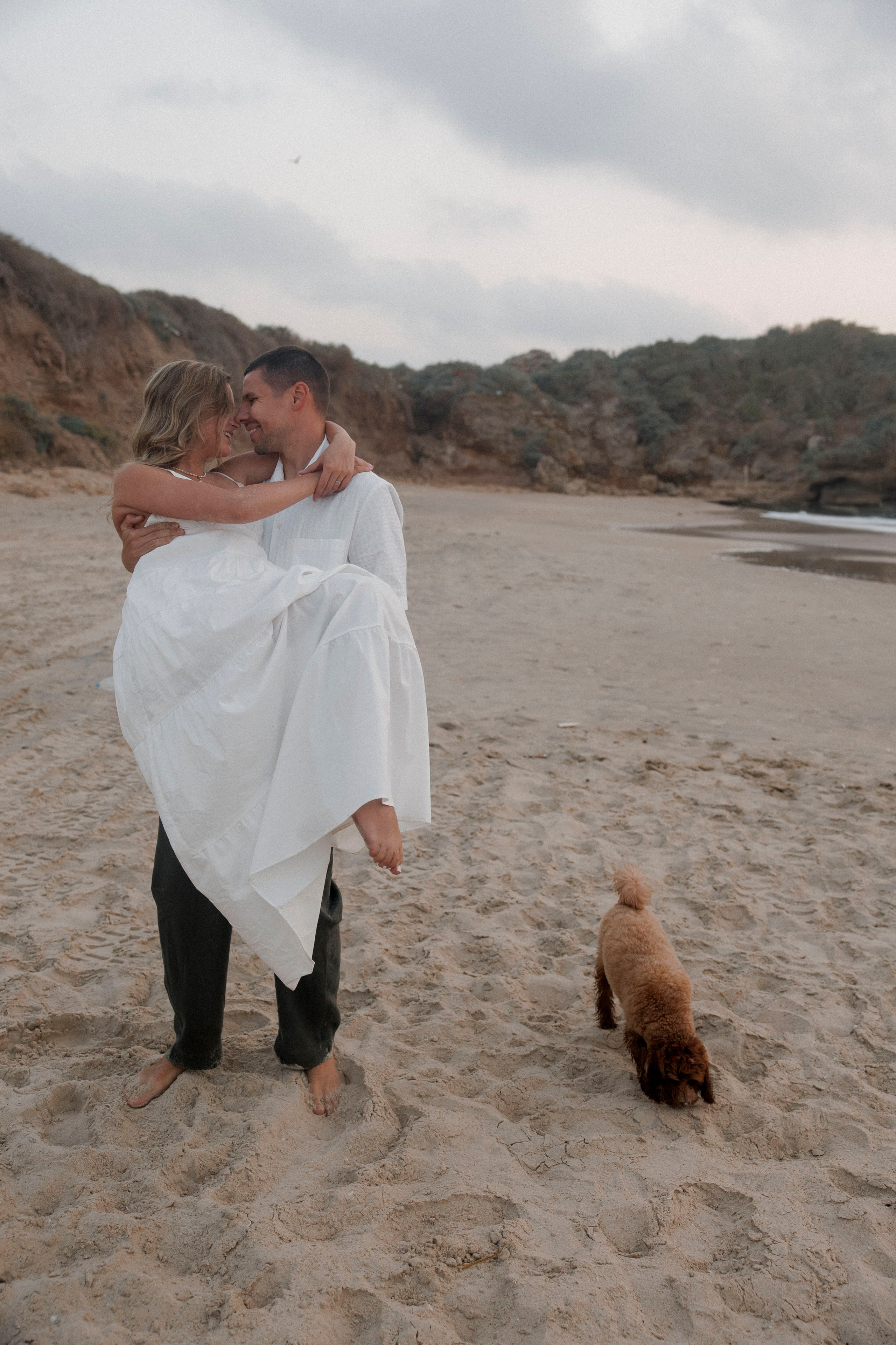 Pregnancy photoshoot near the sea (cloudy weather). Главная