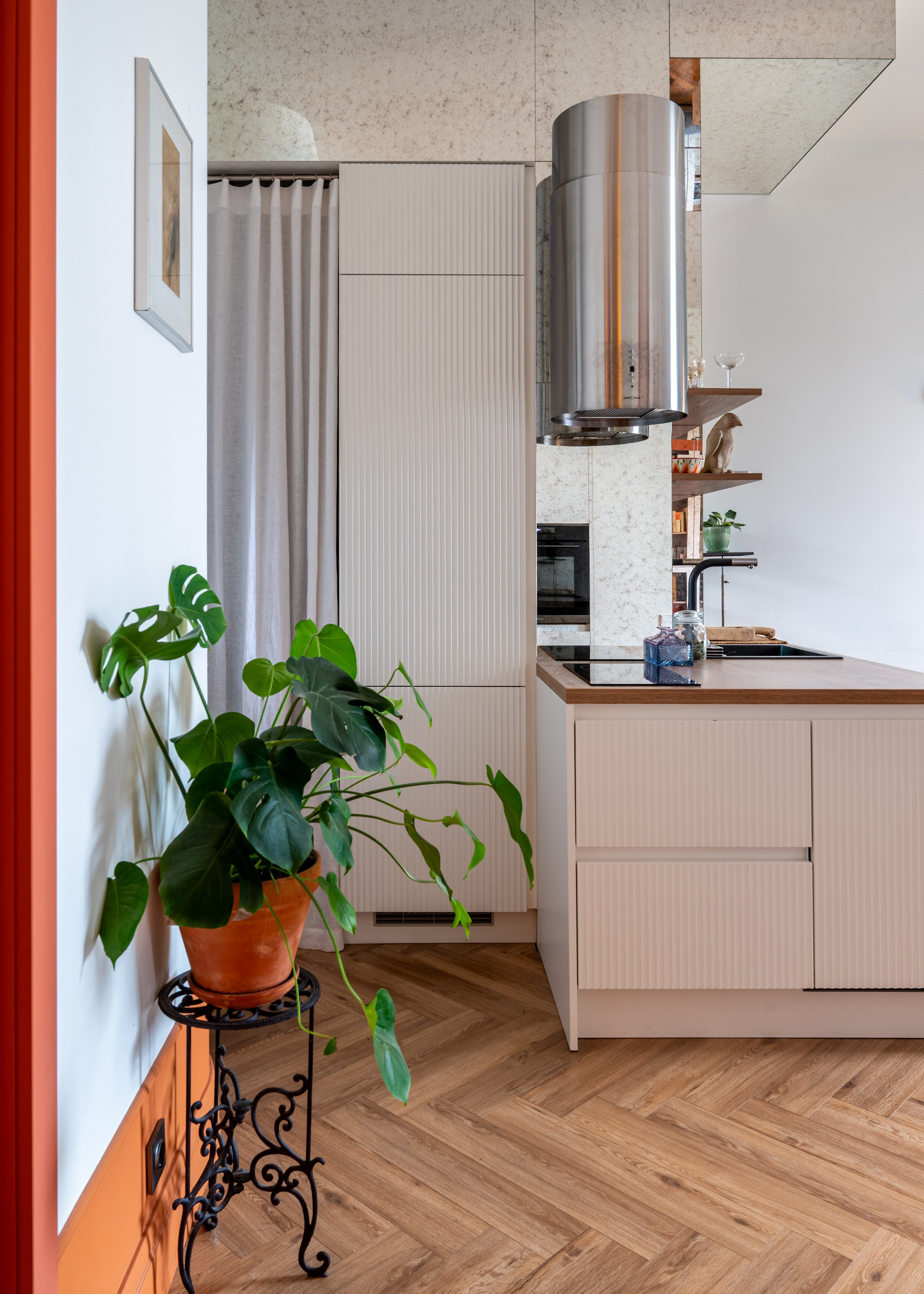 Фрагмент кухни с островом и встроенной техникой, фотограф Артур Попов.