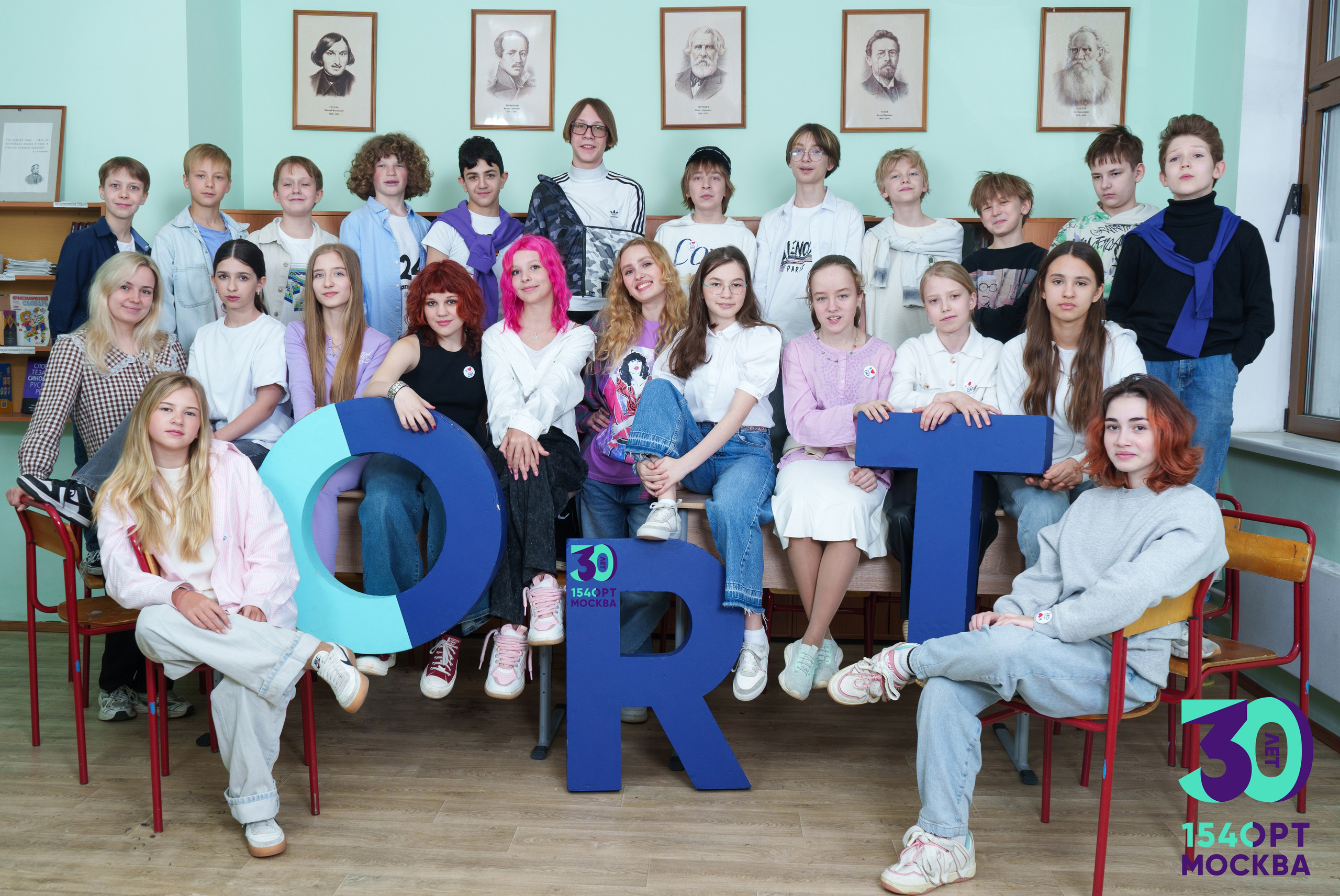 Фотоальбомы для средней и младшей школы. Стильные выпускные альбомы, детские фотосессии, сюжетные фотографии