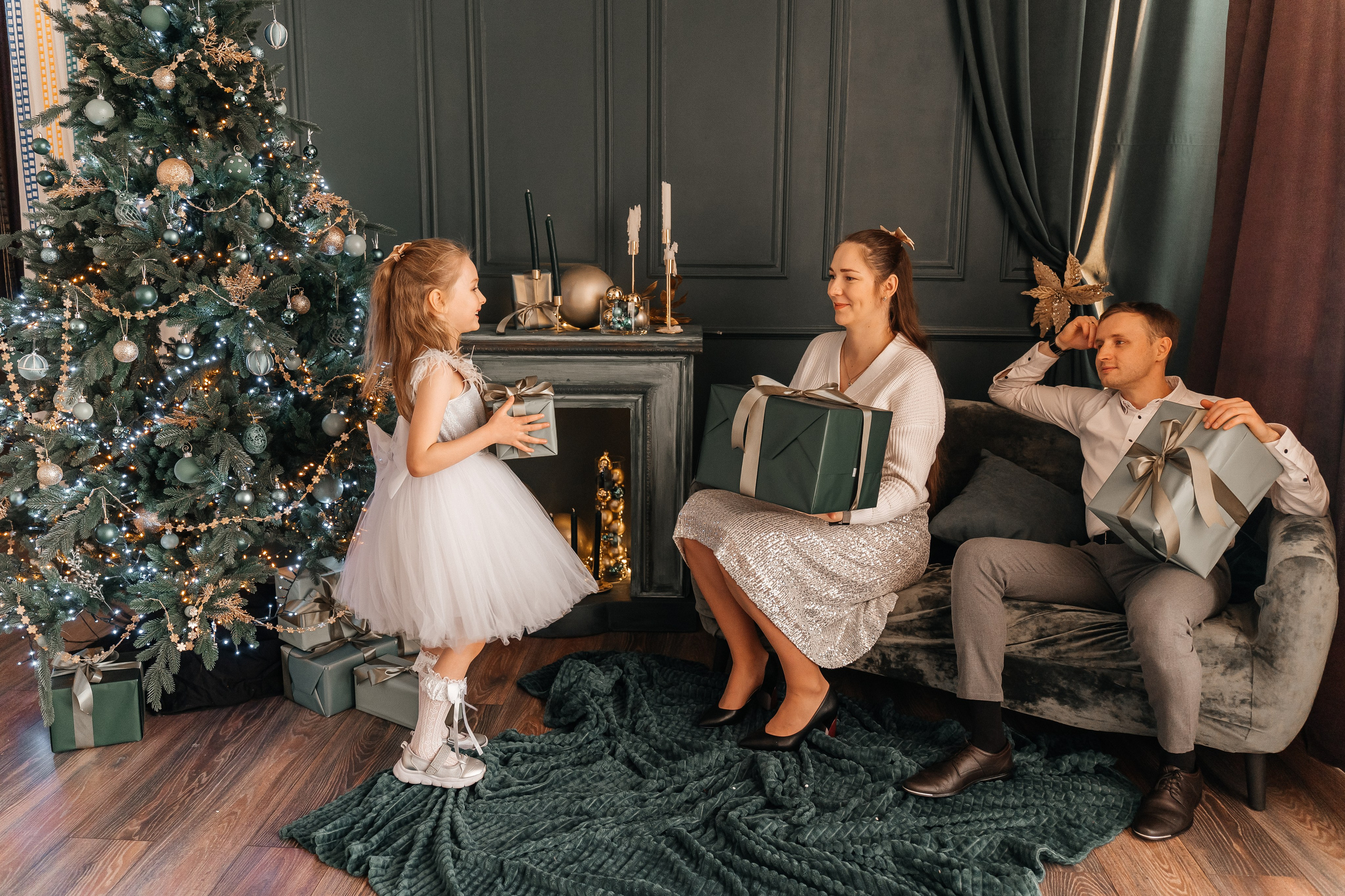 Новогодняя. Для тех, кто не ждёт удачи, а создаёт её. Каждая фотосессия — это твой момент, твой стиль, твой успех. 📸