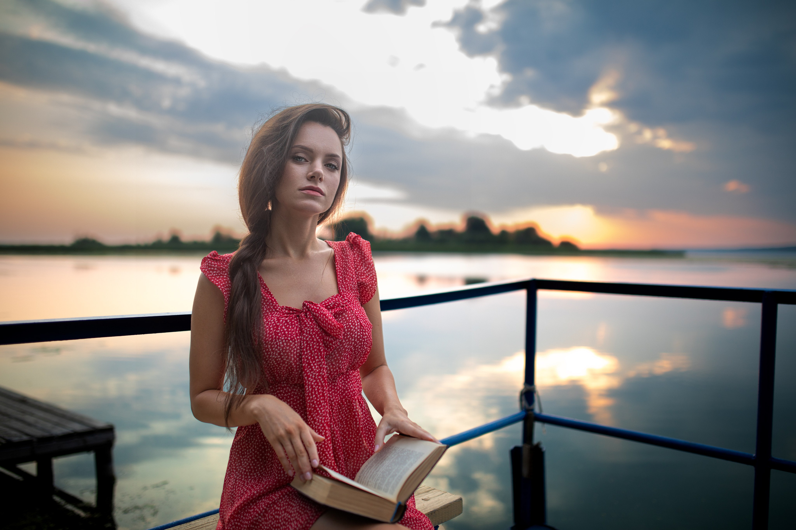 Съемка с Екатериной на рассвете на берегу реки