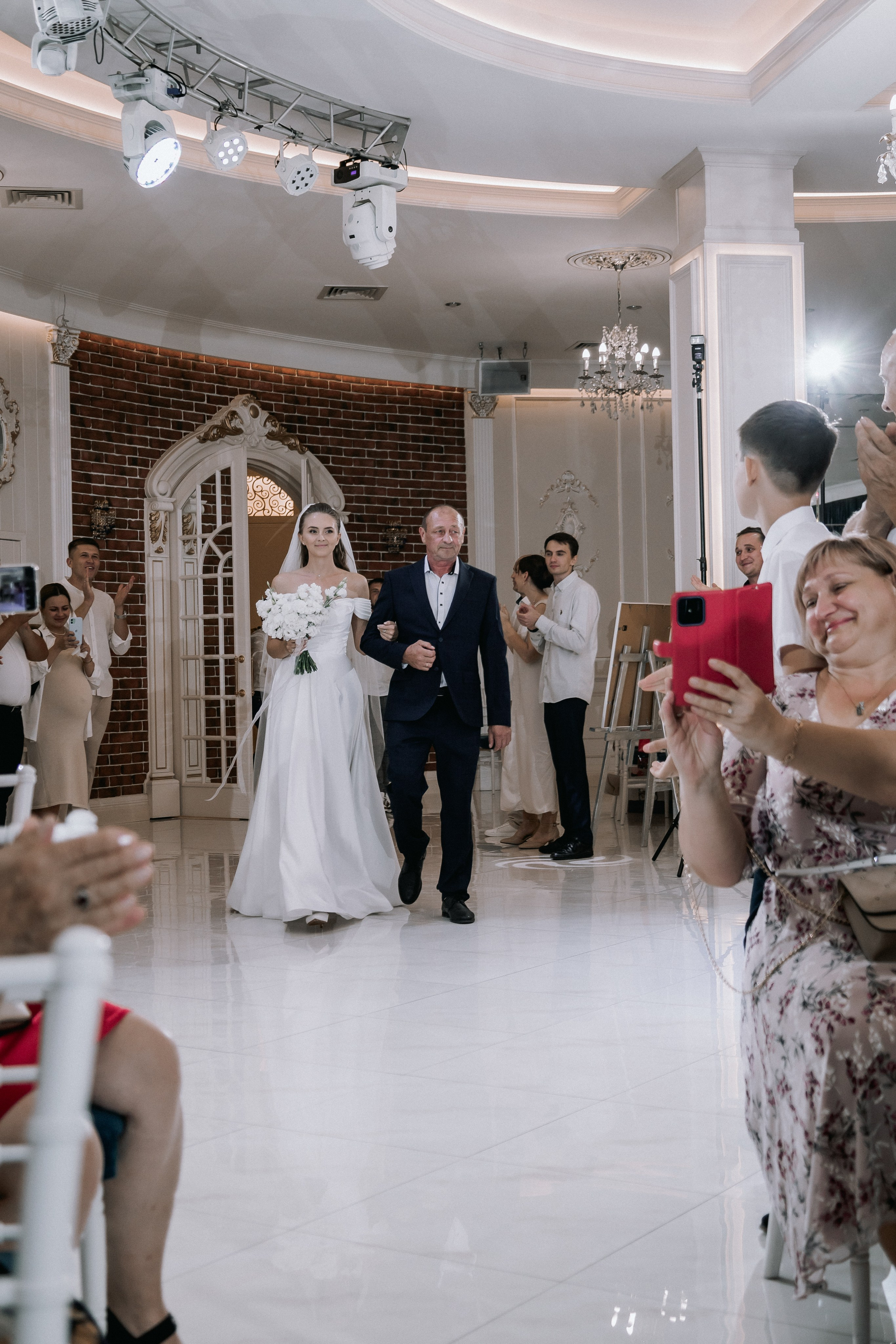 Свадебная прогулка. Эвелина и Дмитрий. Свадебная фотография. Арина Рубах