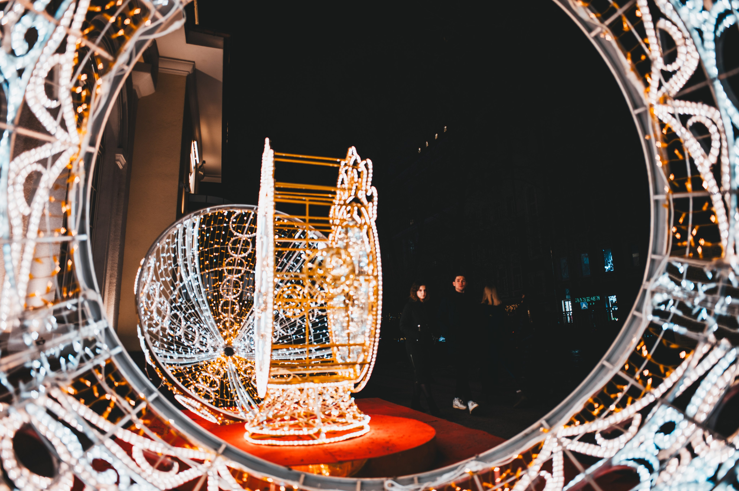 Новогодние декорации на Патриках в Москве