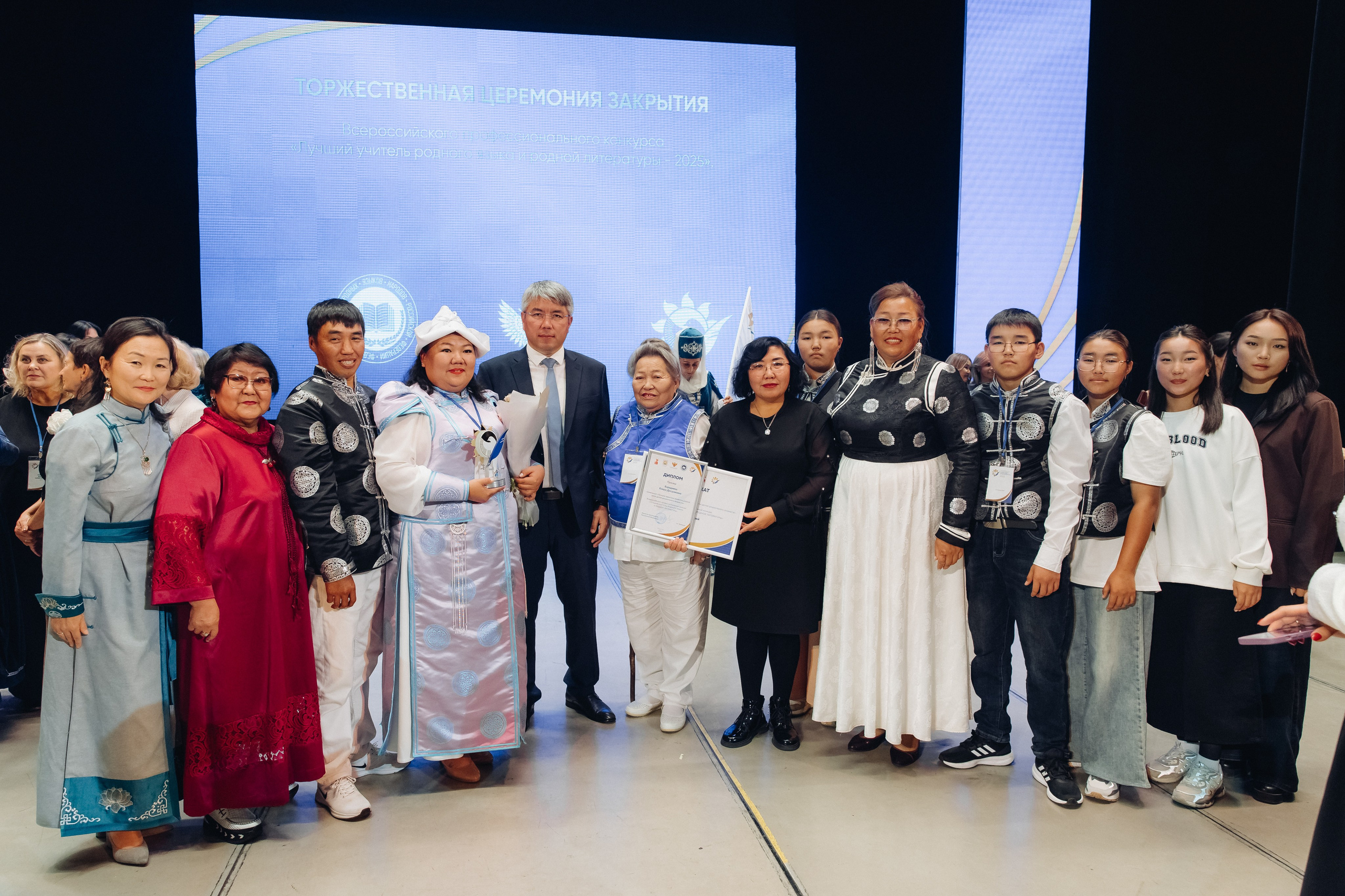 Лучший учитель родного языка и литературы 2025. Свадебный и семейный фотограф в Улан-Удэ