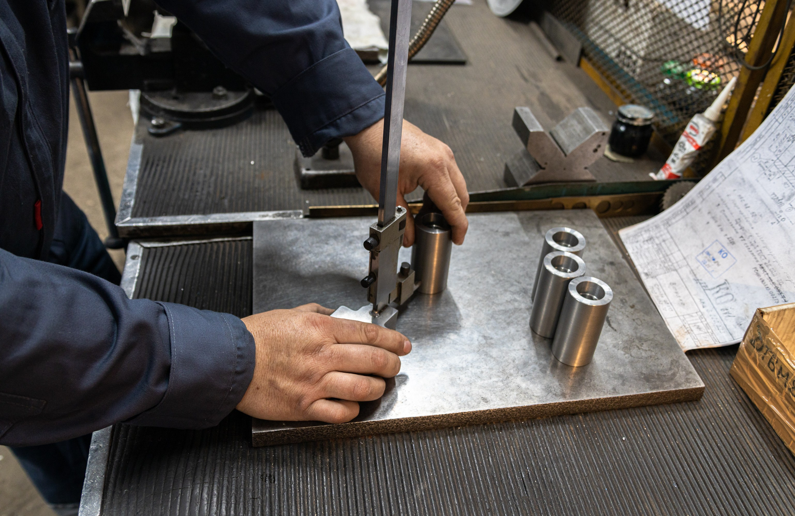 "Промышленная фотосъёмка сборочного участка с высокой детализацией оборудования"