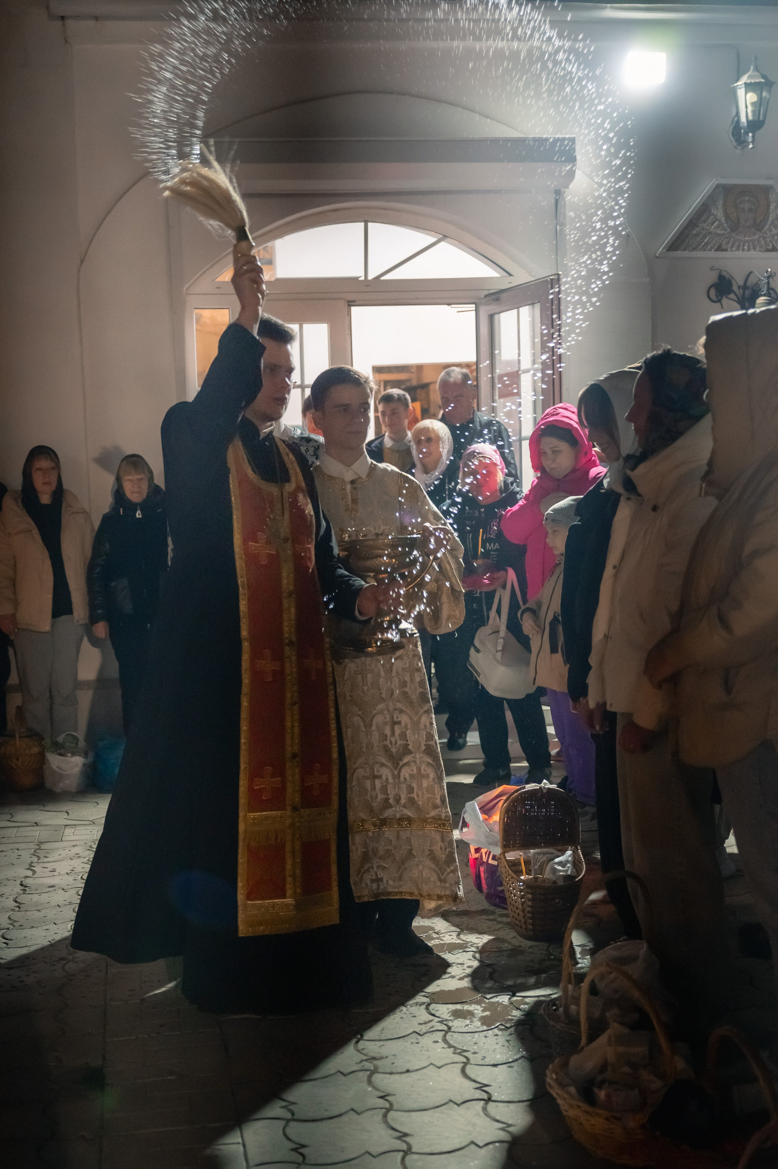 Светлое Христово Воскресение, Пасха — Храм свт. Николая Чудотворца, г. Зерноград. Антон и Татьяна Денисенко — В храме