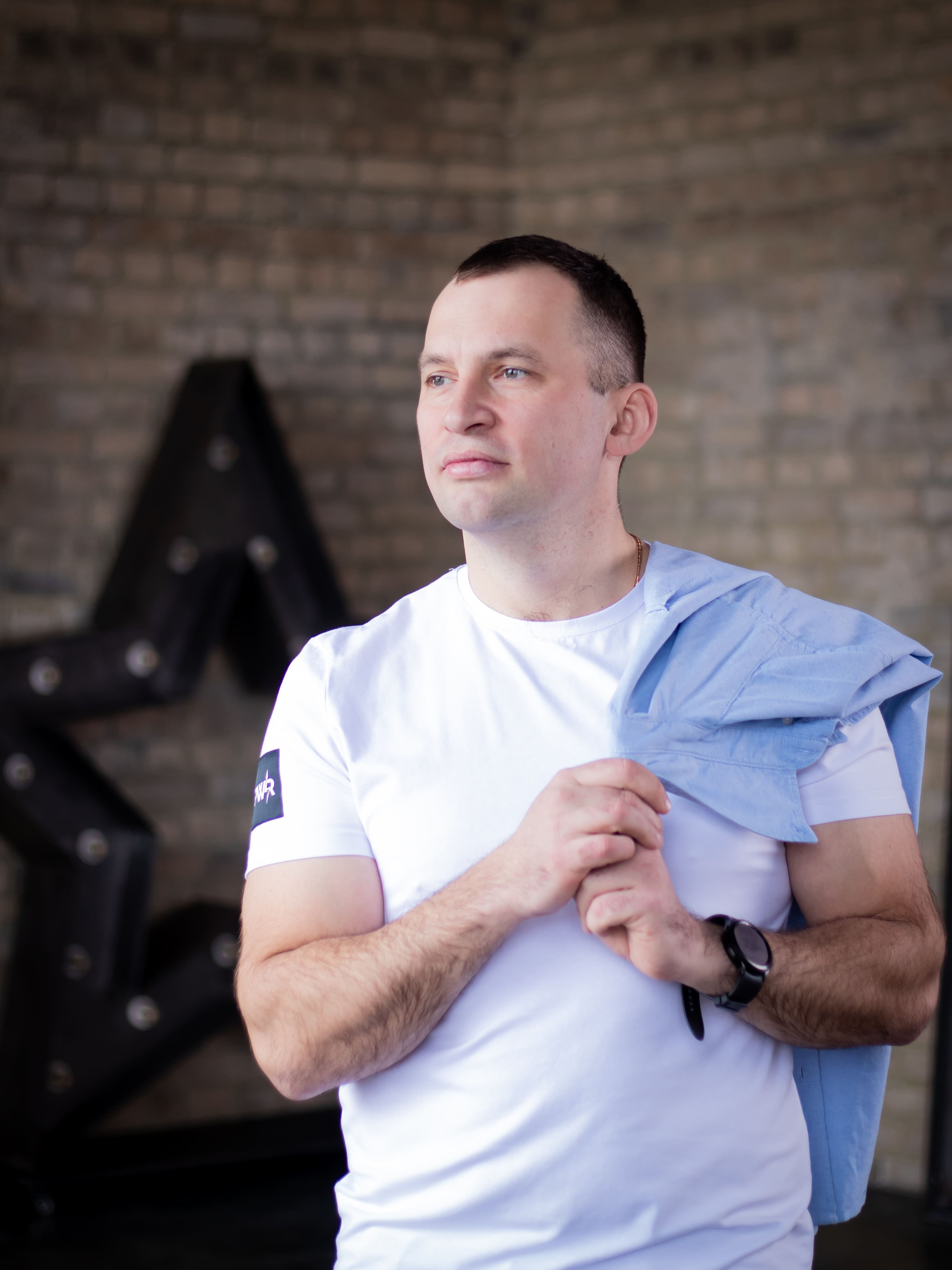 Студийный мужской портрет в белой футболке, деловая фотосессия, Москва, фотограф Карасёва Елена